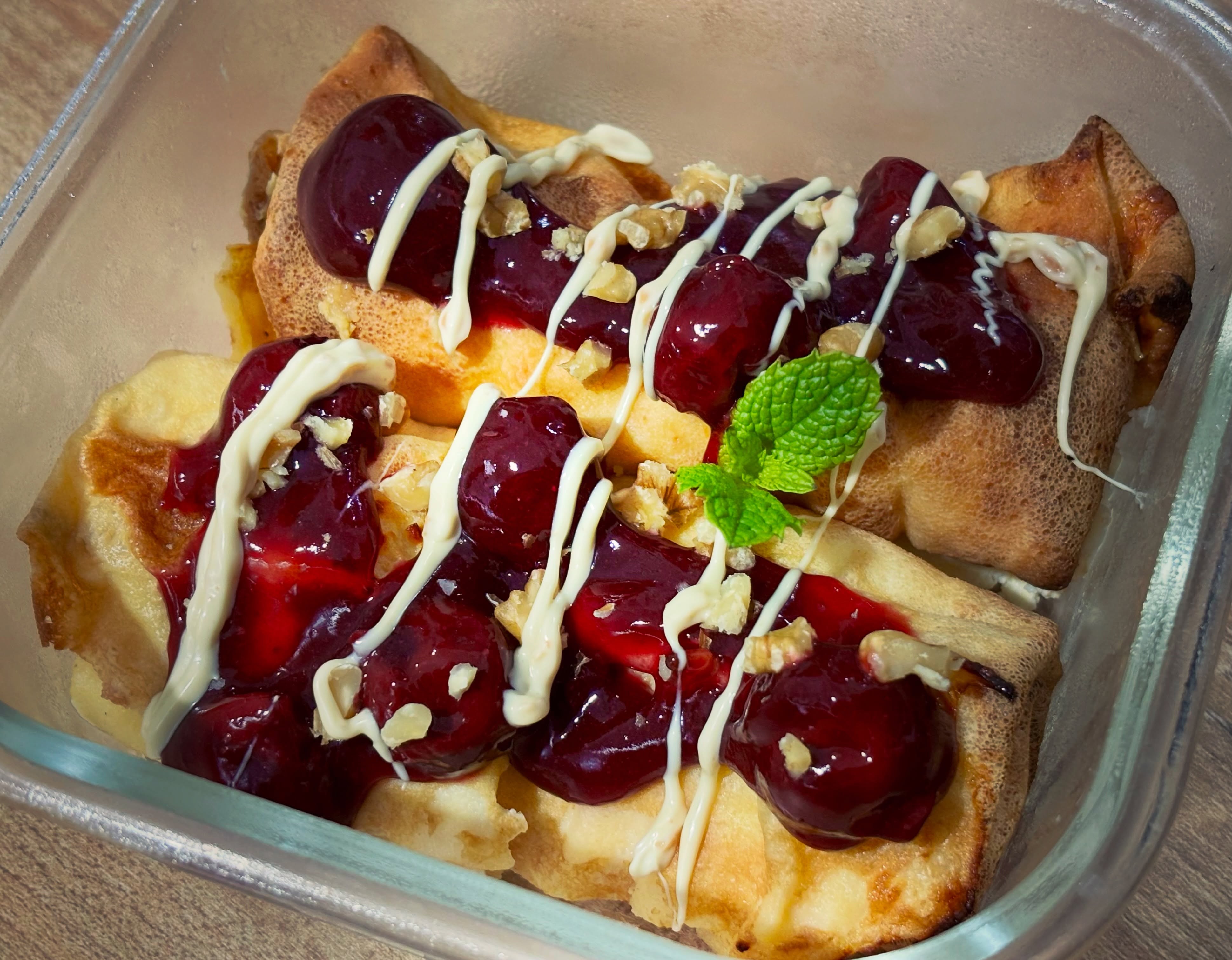 Mic dejun: clatite umplute cu cottage light, ou, portocala confiata si merisoare, coapte la airfryer, apoi asortate cu gem de visine de la @allnutritionro, nuci si sos de alune

#zicemami #highprotein #healthyeating #clatite #clatitecubranza