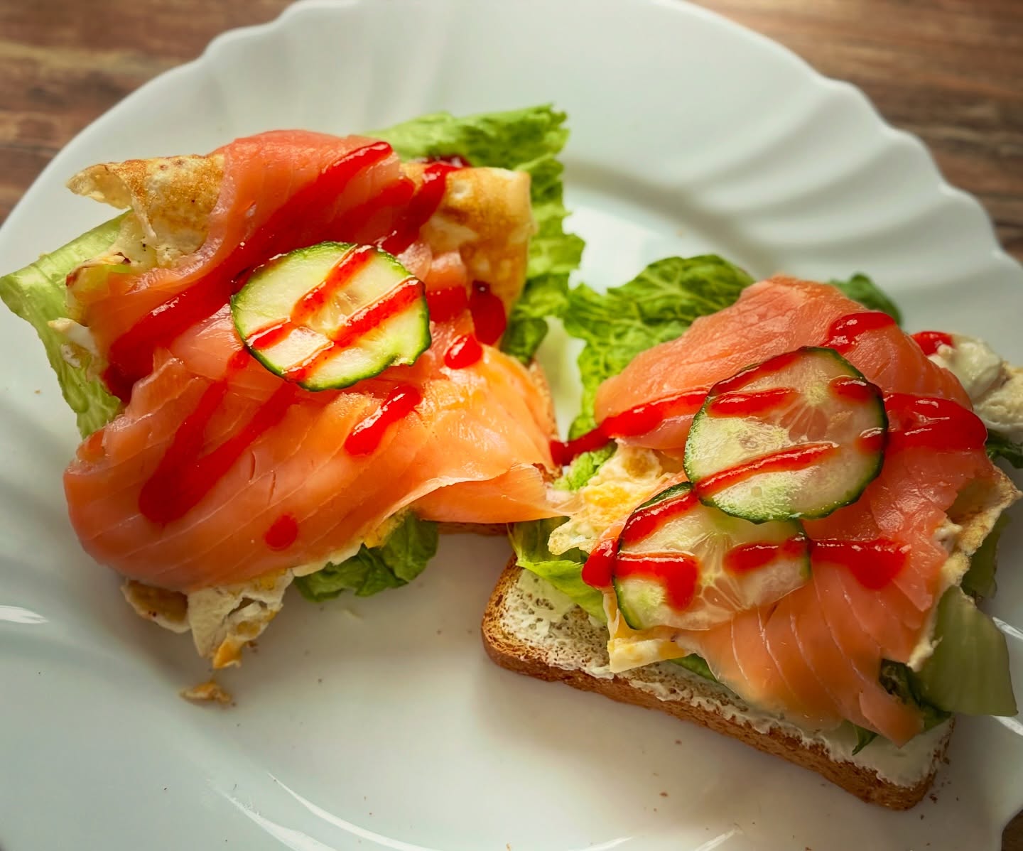 Mic dejun bogat si satios, post antrenament: paine high protein, crema de branza, salata iceberg, ou batut cu extra albus, somon afumat, castravete si sriracha. 460 kcal si 41 g de proteine

#zicemami #highprotein #highproteinbreakfast #micdejun #breakfast