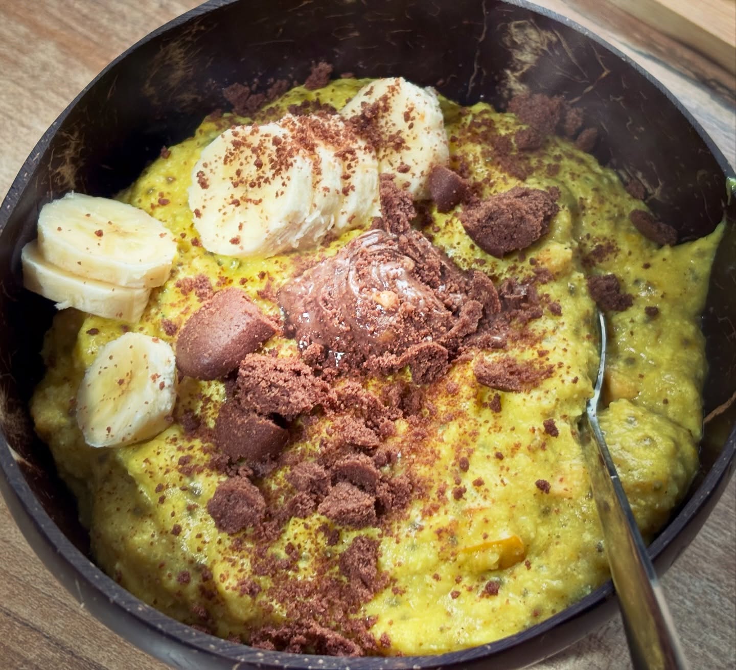 Mic dejun: terci cald de ovaz cu curcuma, proteina, chia, mar, banana, crema de ciocolata de la @allnutritionro si biscuite

#zicemami #highprotein #healthyeating #micdejun #porridge