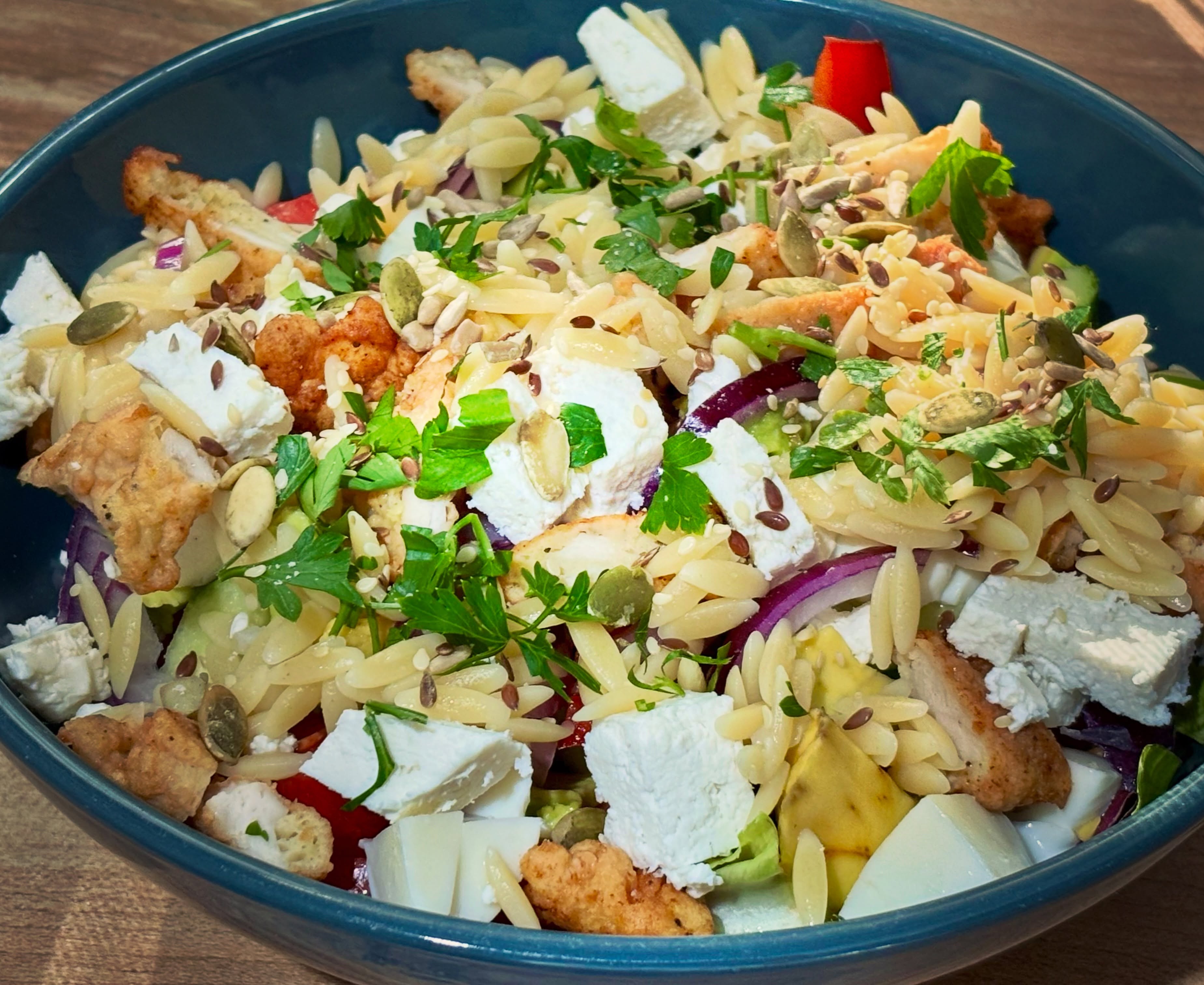 Cina: o salata bogata cu frunze, rosie, castravete, kapia, ceapa rosie, orzo, feta, pui si seminte, alaturi de un dressing din lamaie, unt de arahide, miere si iaurt grecesc. 

#zicemami #healthyeating #highprotein #dinner #salad