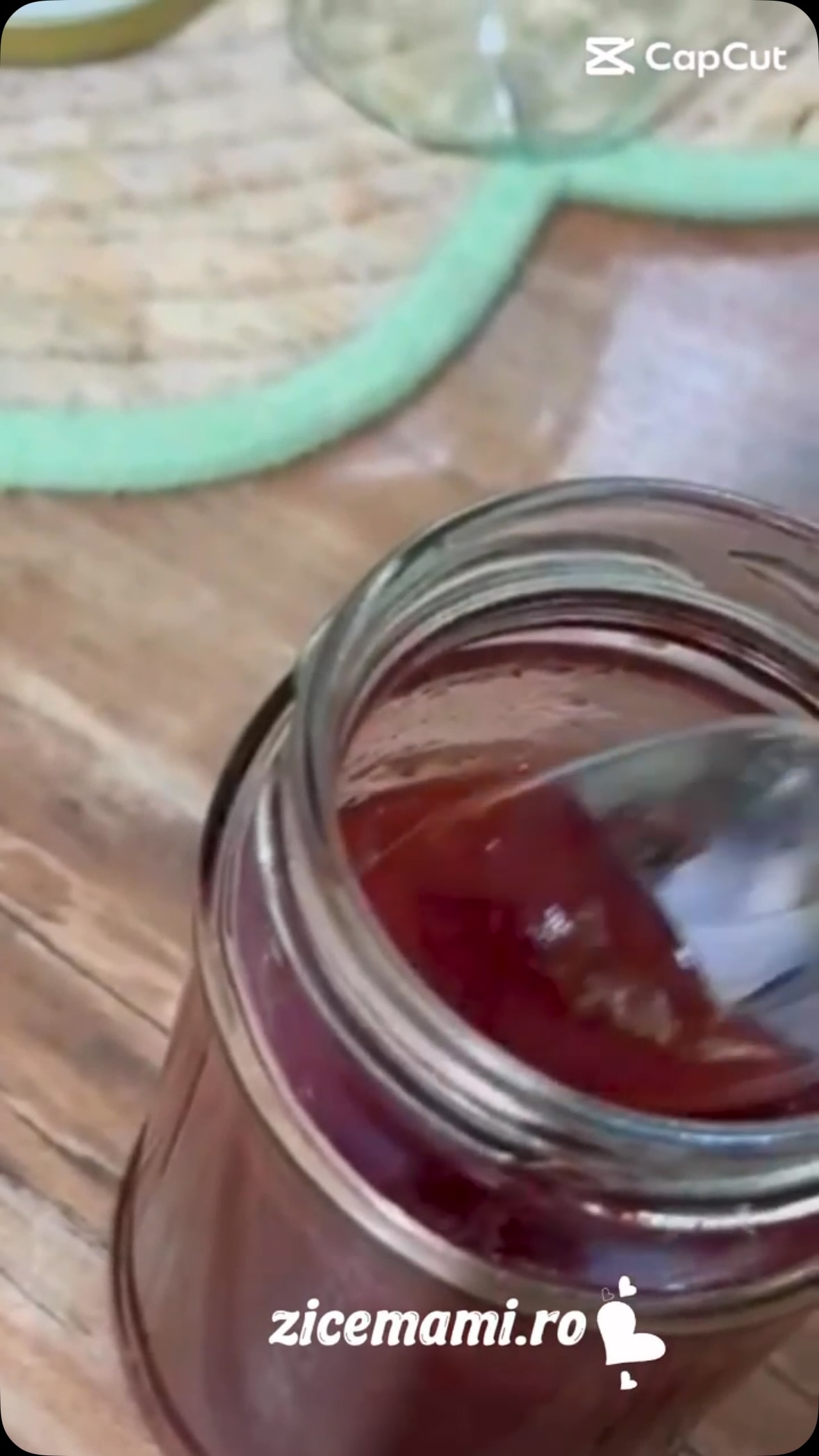 Azi am facut un gem de prune diferit. Stiti ca nu prea sunt prietena cu zaharul, dar inca nu am gasit varianta magica de gem cu indulcitor care sa aiba putine calorii, sa se mentina peste iarna si sa aiba gust si consistenta potrivita. Cu stevie plus eritriol ramane lichid si trebuie fiert mult, doar cu eritriol cristalizeaza, zaharul de mesteacan are efect laxativ, zaharul de cocos schimba gustul.

Asadar, am facut un compromis: 1,5 kg de fructe, 200 g zahar alb, 50 g zahar brut, un pic de zeama de lamaie si 1 plic de gelfix 3:1 de la @droetker_ro 

Pe plicul de gelfix veti gasi indicatii diferite, dar functioneaza perfect in varianta mea. 

Din aceste ingrediente, puse toate deodata si fierte vreo 20 de minute, am obtinut 1300 g de gem, superb si gustos, adica o valoare calorica de 128 kcal/100 g. Pe care l-am blenduit in ultimele minute de fierbere, dar poate fi lasat si grosier. 

Daca ne gandim la dulceturile bunicii cu 1 kg de fructe la 1 kg de zahar, adica vreo 350 kcal/100g, pot spune ca am avut un real succes.

Si nu, nu imi spuneti ca puteam sa fac magiun pentru ca magiunul este foarte gustos si mai am cateva borcanele in camara, insa nu este la fel de slab caloric, ci are undeva peste 200 kcal/100g pentru ca, desi nu contine zahar, fructele trebuie fierte mult, iar zaharurile naturale devin foarte concentrate pe 100 g.

Asadar, daca vreti un gem slab caloric, dar gustos, eu zic ca merita, pe deplin compromisul!

#gemdeprune #gelfix #zicemami #gemdietetic