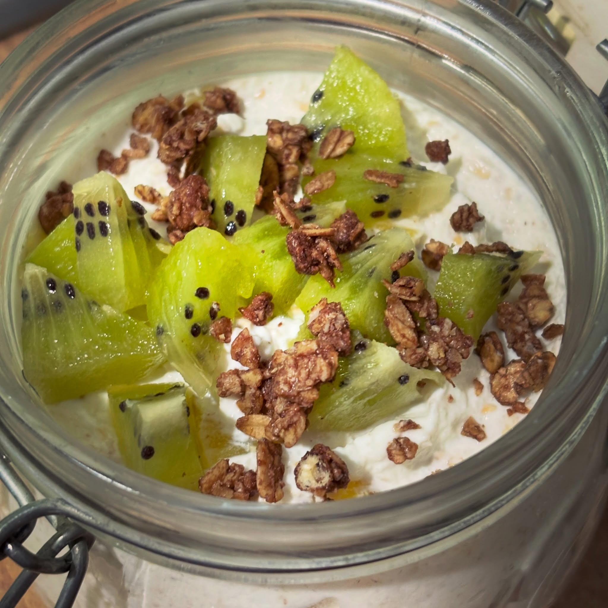 Alt mic dejun (pentru sotul meu): terci de ovaz la rece cu iaurt grecesc, fructe si granola

#zicemami #highprotein #overnightoats #healthyeating #tercideovaz
