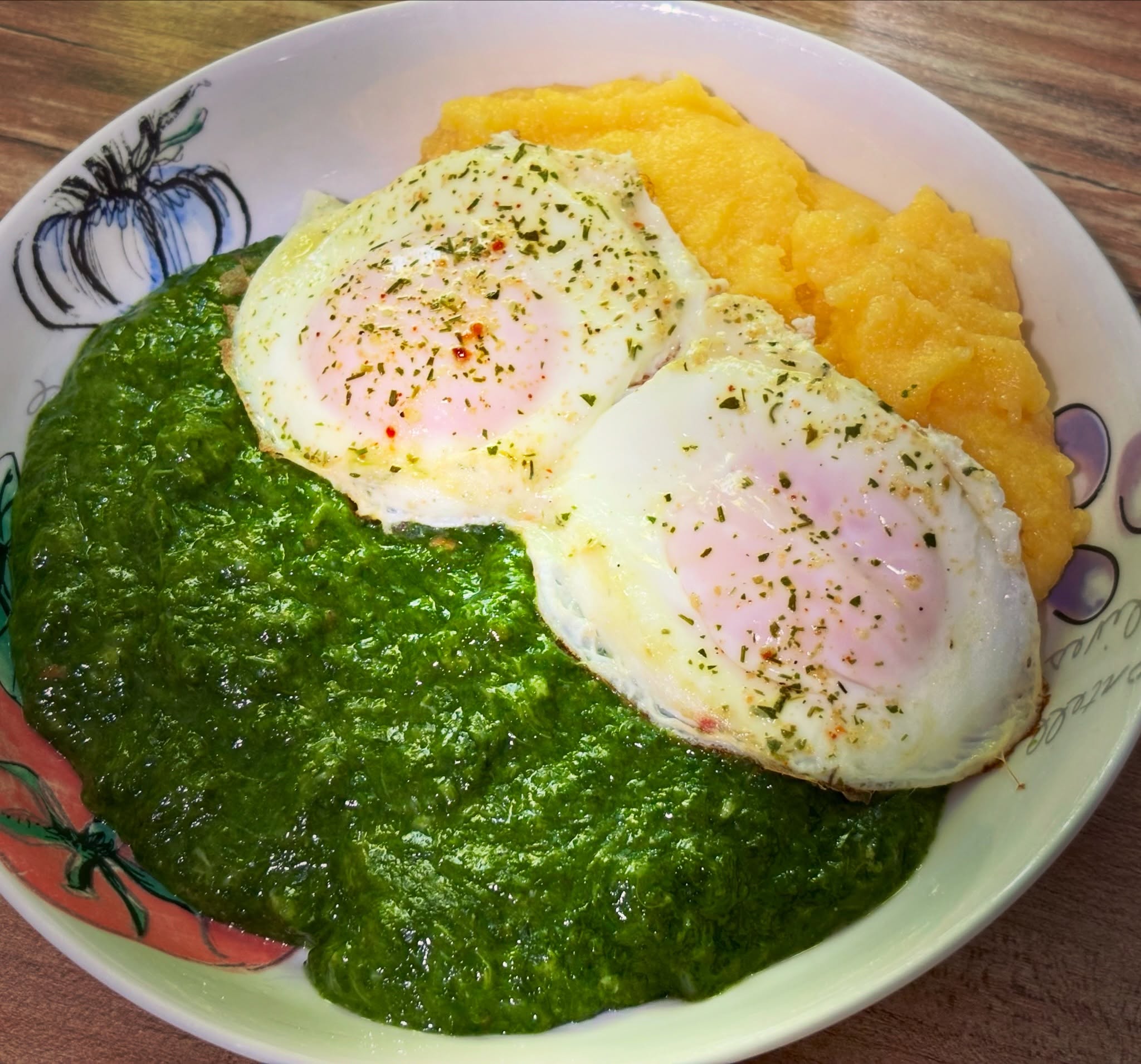 Pranzul de azi: piure de spanac cu lapte si usturoi, mamaliga si oua condimentate. 

#zicemami #lunch #pranz #spanac #mamaliga