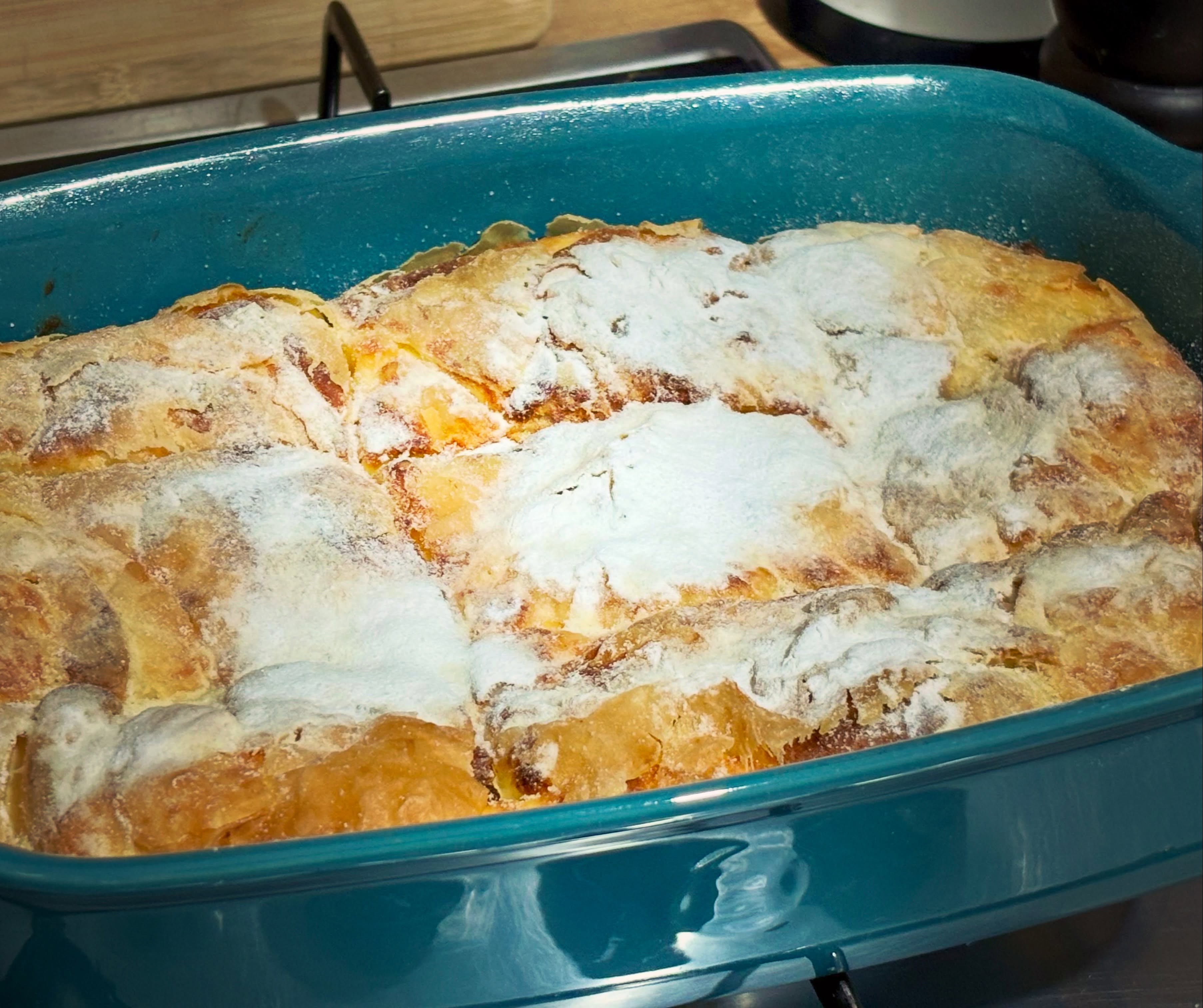 Am avut o pofta: placinta cu branza, asadar m-am pus la treaba: in compozitie am pus 200 g branza Diami, 200 g urda maruntita, 150 de iaurt grecesc 2%, 3 oua, coaja rasa de lamaie, 30 g de merisoare (stafide) si am indulcit totul cu flavordrops de la @allnutritionro . 

Am folosit foi din comert, 5 bucati taiate in 2. 
 
Extra, 30 g unt light de la @president.romania . 

Asadar: tava unsa cu unt topit, foaie, unt topit, foaie, compozitie, foaie, unt topit, foaie, compozitie, si tot asa pana la final cand terminat cu foaie pensulata usor cu compozitie. 

Deasupra am rasnit indulcitor. 

180 de grade pana rumeneste ametitor.

142 kcal/bucata si 12 g de proteine. (Am calculat la 9 bucati)

#zicemami #healthyeating #highprotein #placinta #placintacubranza