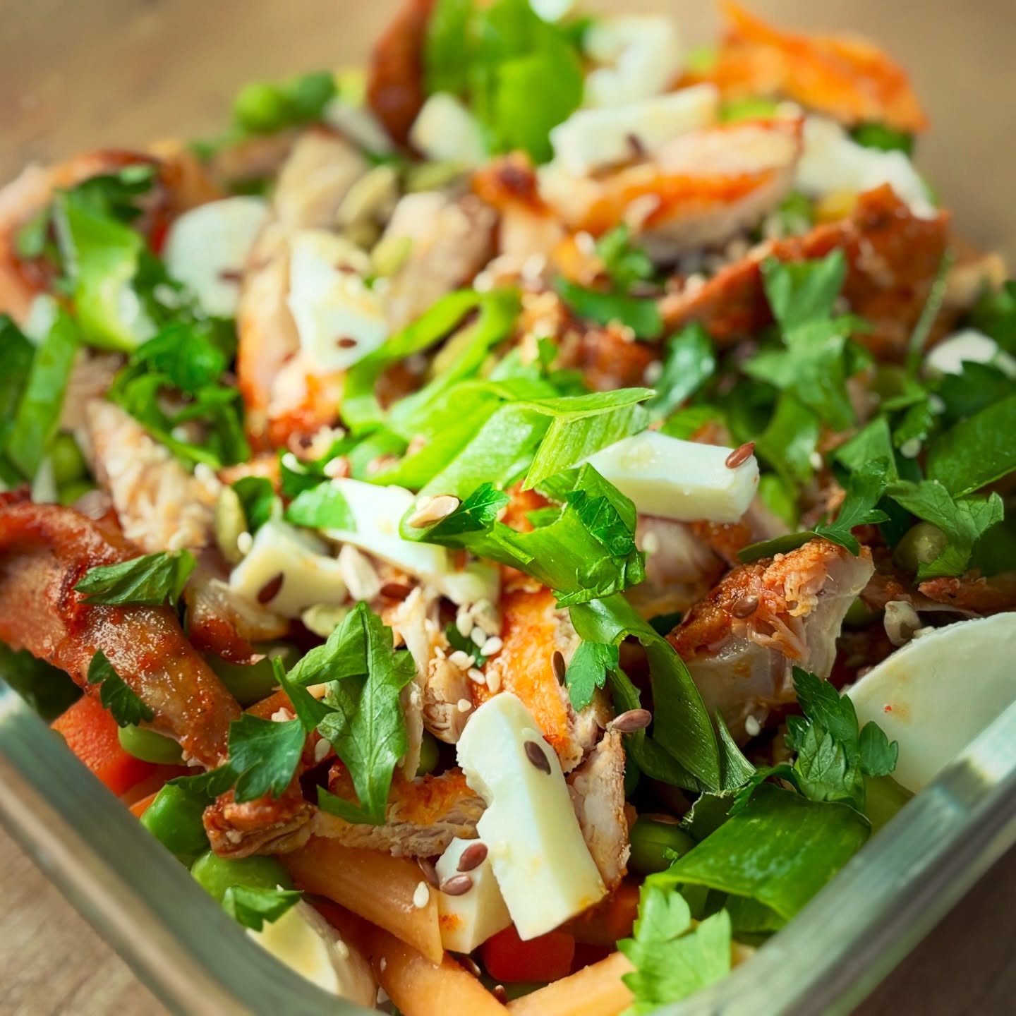 Cina isi asteapta cuminte randul: paste high protein din linte si naut de la @sammillsoficial, edamame, morcov si mazare la abur, o pulpa de pui ramasa de la pranz, mozzarella high protein de la @lidlromania, patrunjel, seminte si cozi de ceapa verde

#dinner #healthydinnerideas #healthyeating #highproteinmeals #highproteindiet #fitnesseating #fitnessfood #healthymeals #healthyeatingideas #healthyeatinghabits #dinner #cina #chickenandveggies