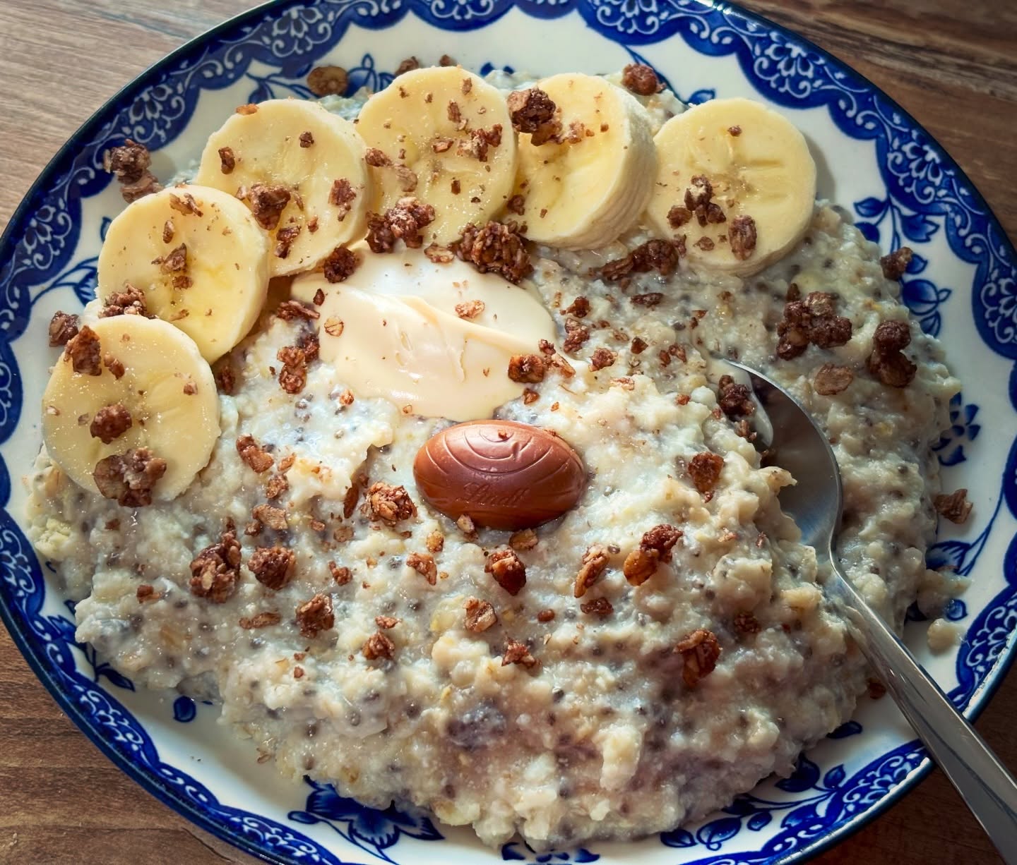 Terci cald de ovaz in lapte de cocos neindulcit cu proteina, banana, crema de alune si ou de ciocolată de la @lindt (nu exista nicio ciocolata mai buna!), granola si nuci pecan

#zicemami #oatmeal #porridge #healthyeating #highprotein