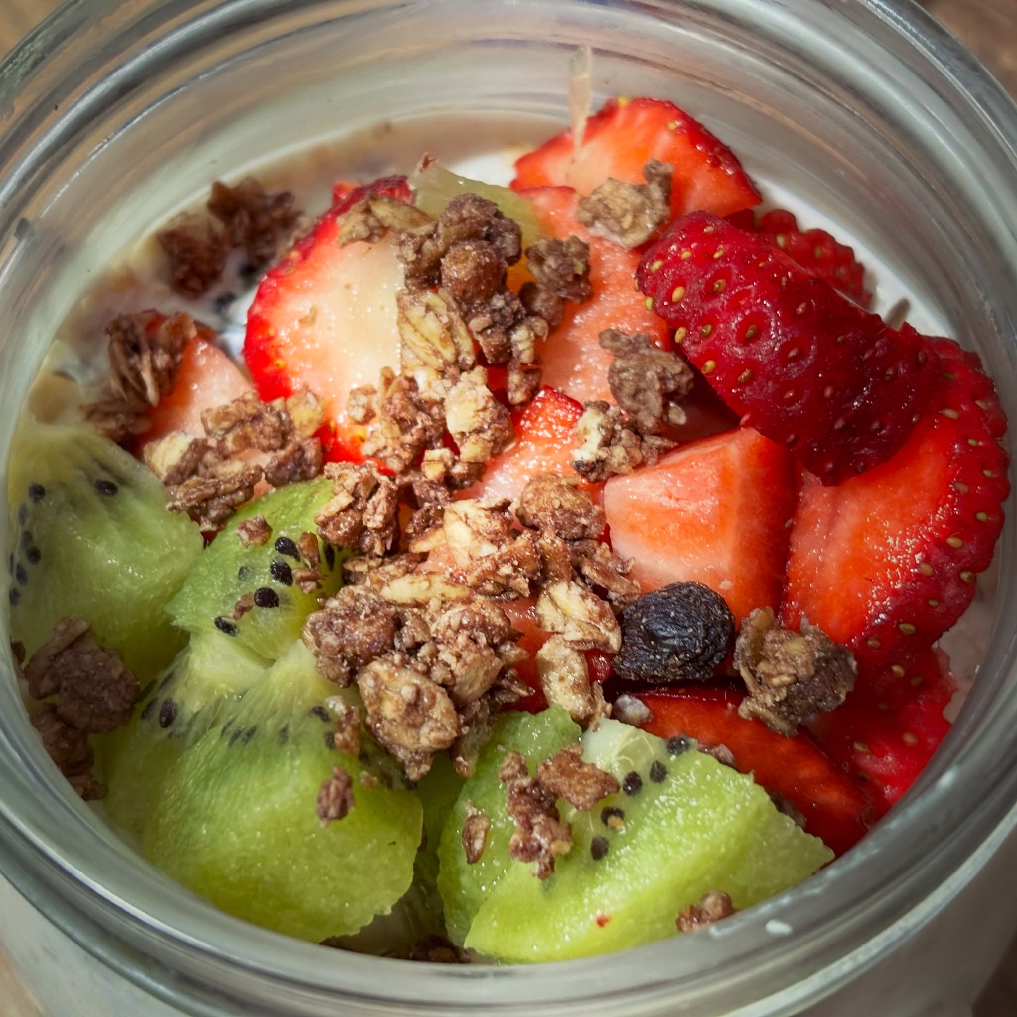 Si varianta de terci la rece, cu iaurt grecesc 2%, fructe, fibre si granola

#zicemami #healthyeating #micdejun #overnightoats #highprotein