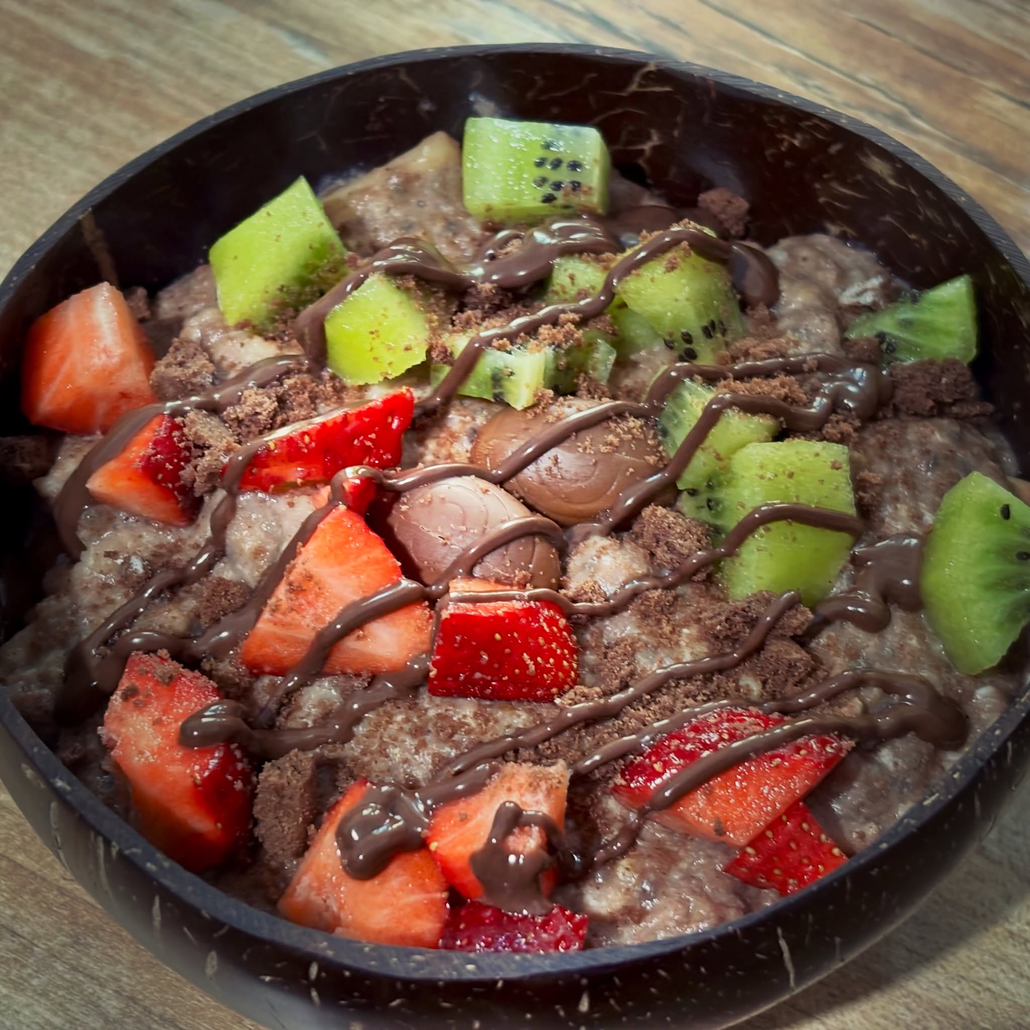 Mic dejun: terci cald de ovaz cu proteina, chia, albus, fructe si ciocolata 

#zicemami #highprotein #oatmeal #porridge #tercideovaz