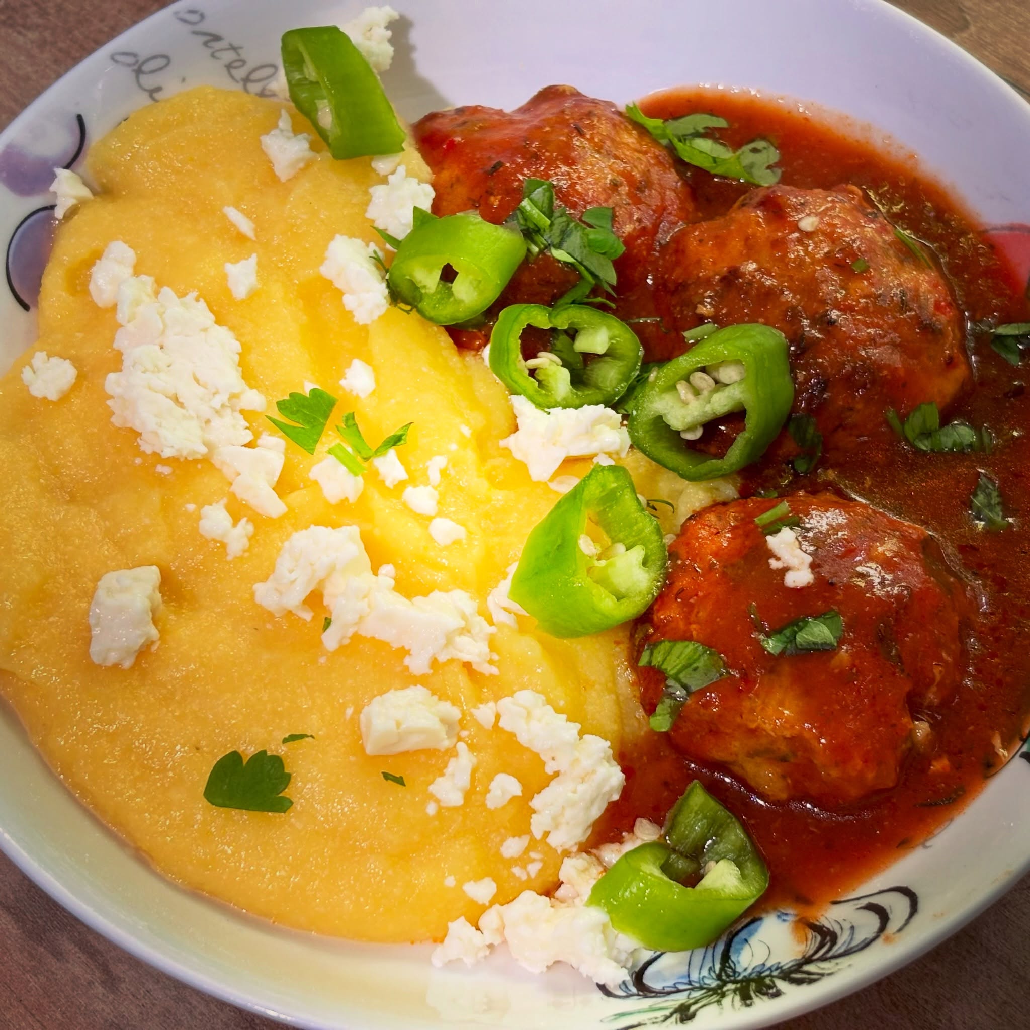 Pranzul perfect: mamaliga cremoasa, telemea proteica de la @lidlromania si chiftelute marinate

#zicemami #healthyeating #highprotein #lunch #meatballs