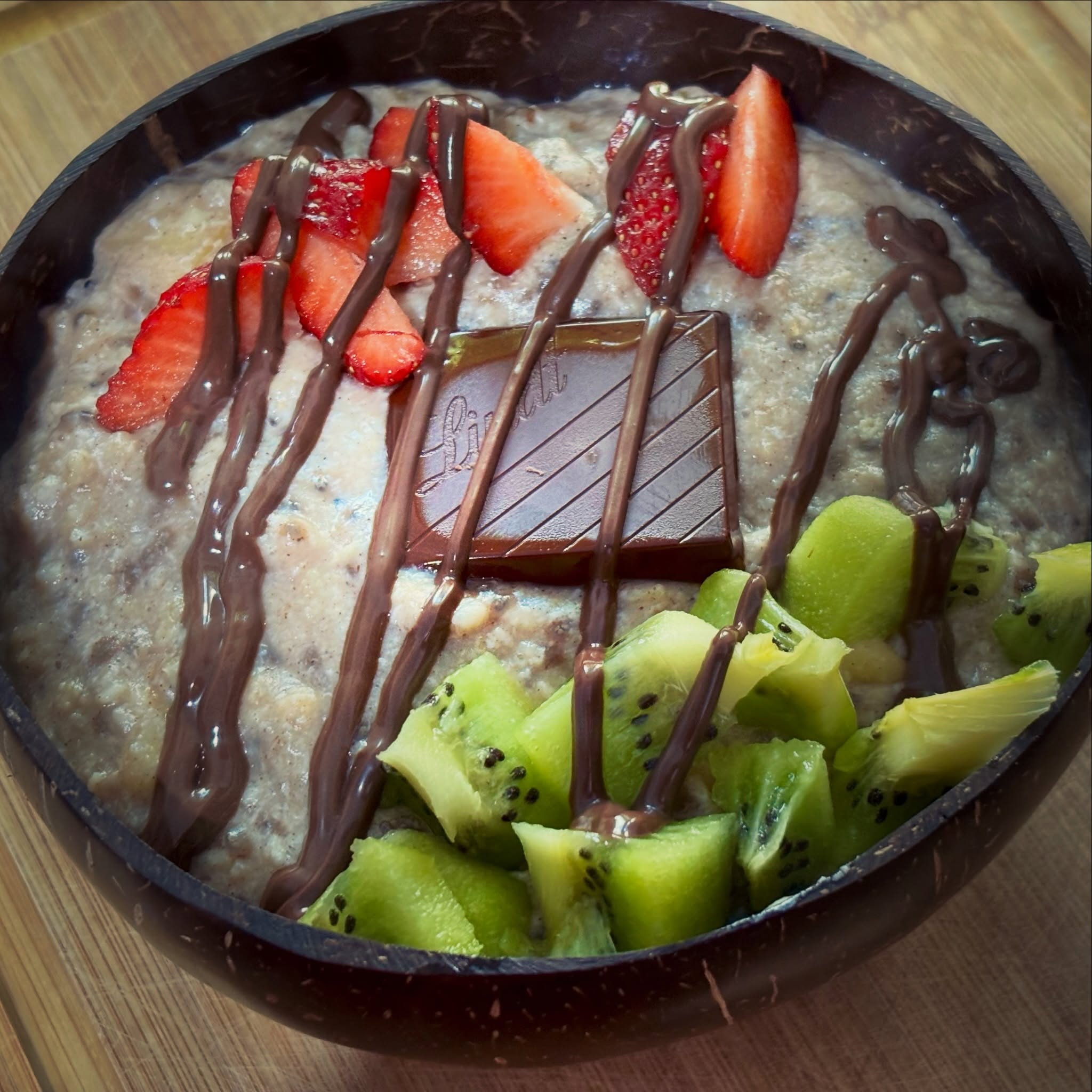 Mic dejun: terci cald de ovaz cu proteina, albus, fructe, ciocolata neagra cu smochine de la @lindt si sos de ciocolata fara zahar de la @allnutritionro 

#zicemami #healthyeating #highprotein #oatmeal #tercideovaz