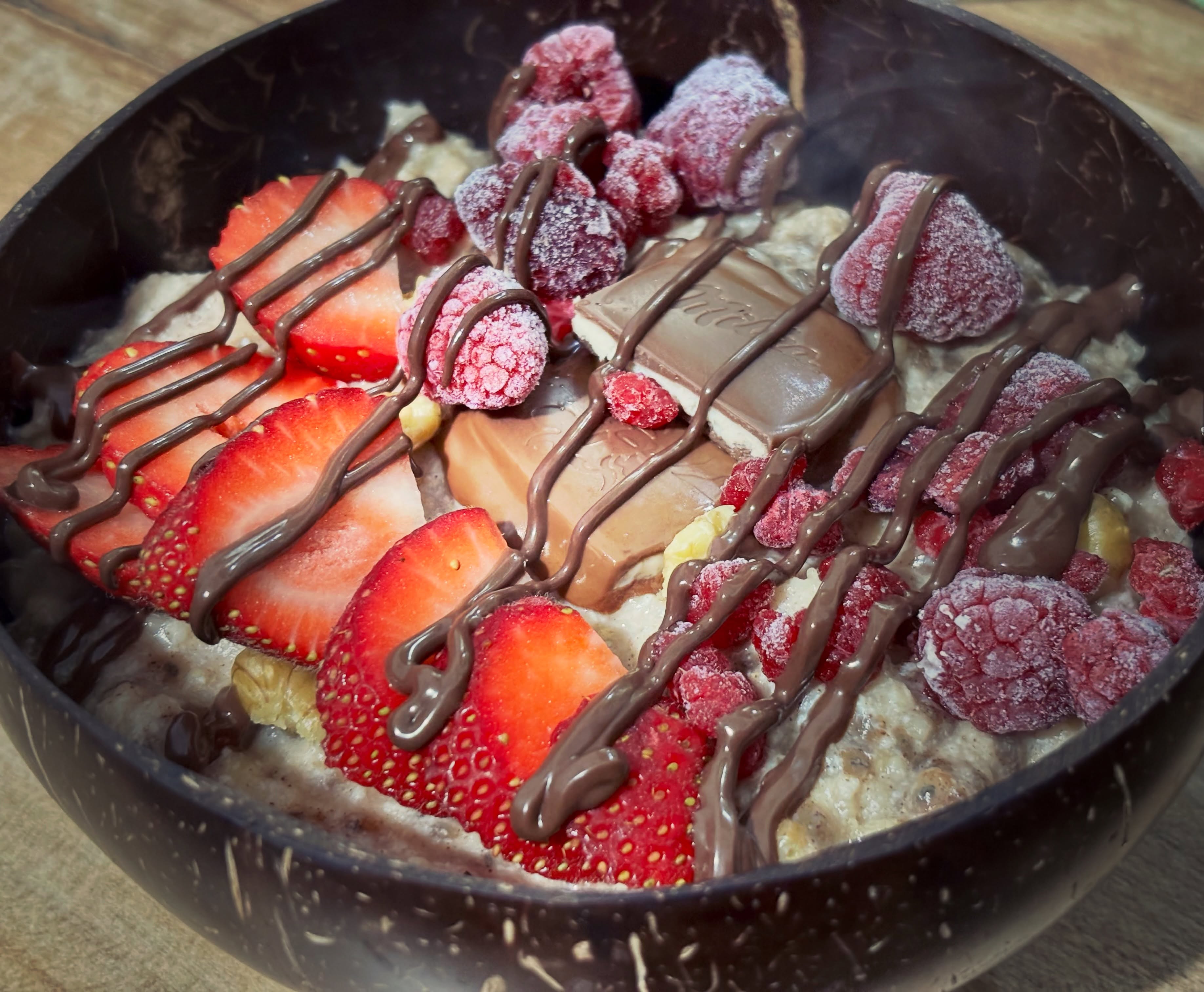 Buna dimineata! Terci cald de ovaz cu proteina, albus, ciocolata, zmeura, capsune si nuci. 😍

#zicemami #oatmeal #healthyeating #highprotein