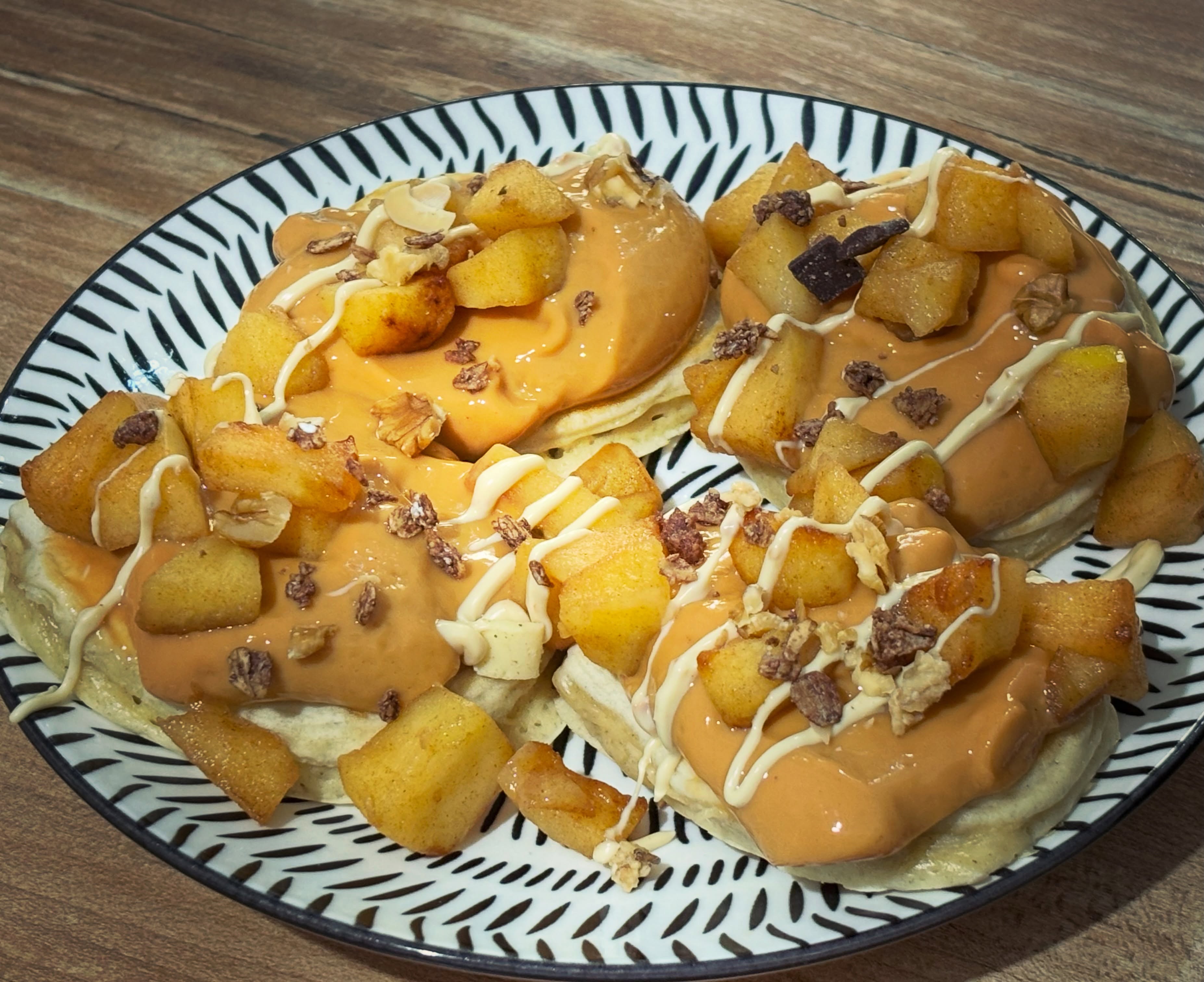Mic dejun: protein pancakes, budinca proteica de caramel, bucatele de mar trase la tigaie si indulcite cu flavordrops de la @allnutritionro, granola, nuci si sos de alune

#zicemami #breakfast #micdejun #healthyeating #highprotein