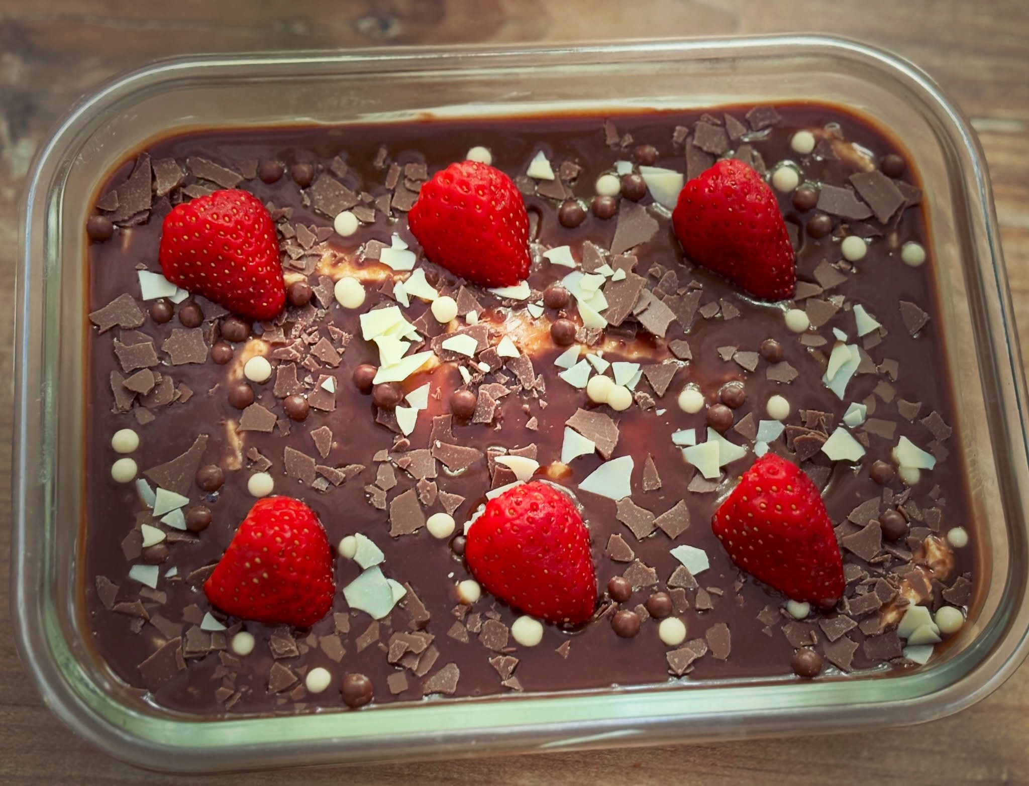 Desert improvizat, high protein, impartit in 6 portii are aproximativ 350 kcal/portie, 24 g proteine, 36 g carbohidrati si 12 g grasimi. 

De jos in sus, in straturi:

- felii subtiri de chec marmorat @boromir_imparte_bucurii (240 g in total)
- crema din quark high protein de vanilie de la @lidlromania indulcit usor cu flavordops de vanilie de la @allnutritionro si amestecat cu picaturi de ciocolata, iar felii de chec, iar crema (3 cutii de quark in total, 600 g), glazura. 

Nu am insiropat checul, isi va trage din quark, am mai testat. 

Glazura am facut-o din 60 g de ciocolata cu lapte (ousoare, gargarite si fluturasi ramase de la Paste), o lingura de unt, una de miere si doua de lapte 1,5%. 

Am topit si omogenizat totul, apoi am lasat glazura sa se racoreasca vreo 5 minute, inainte de a o turna. Am ornat si decorat, apoi merge la frigider pana maine la pranz, deci aproximativ 20 de ore. Daca va grabiti, macar vreo 6 ar trebui sa stea, sa se insiropeze blatul din chec si sa se aseze glazura. 

Asa-i ca pare mai muncit decat v-am povestit? 

#zicemami #healthyeating #desert #highprotein