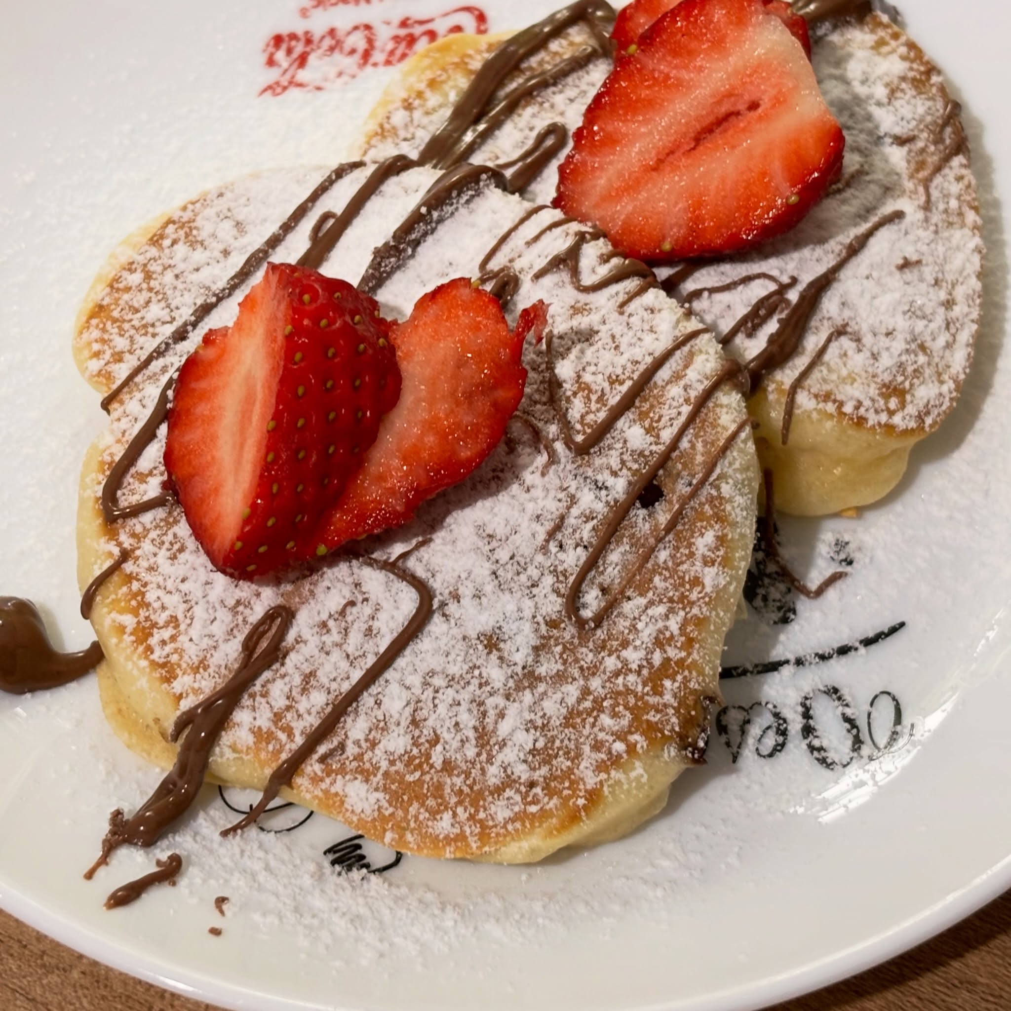 Desertul copiilor: pancakes cu picaturi de ciocolata, pudrate cu zahar vanilat si stropite cu topping de ciocolata fara zahar de la @allnutritionro 

#zicemami #desert #desertdecasa #pancakes #pancakescuciocolata