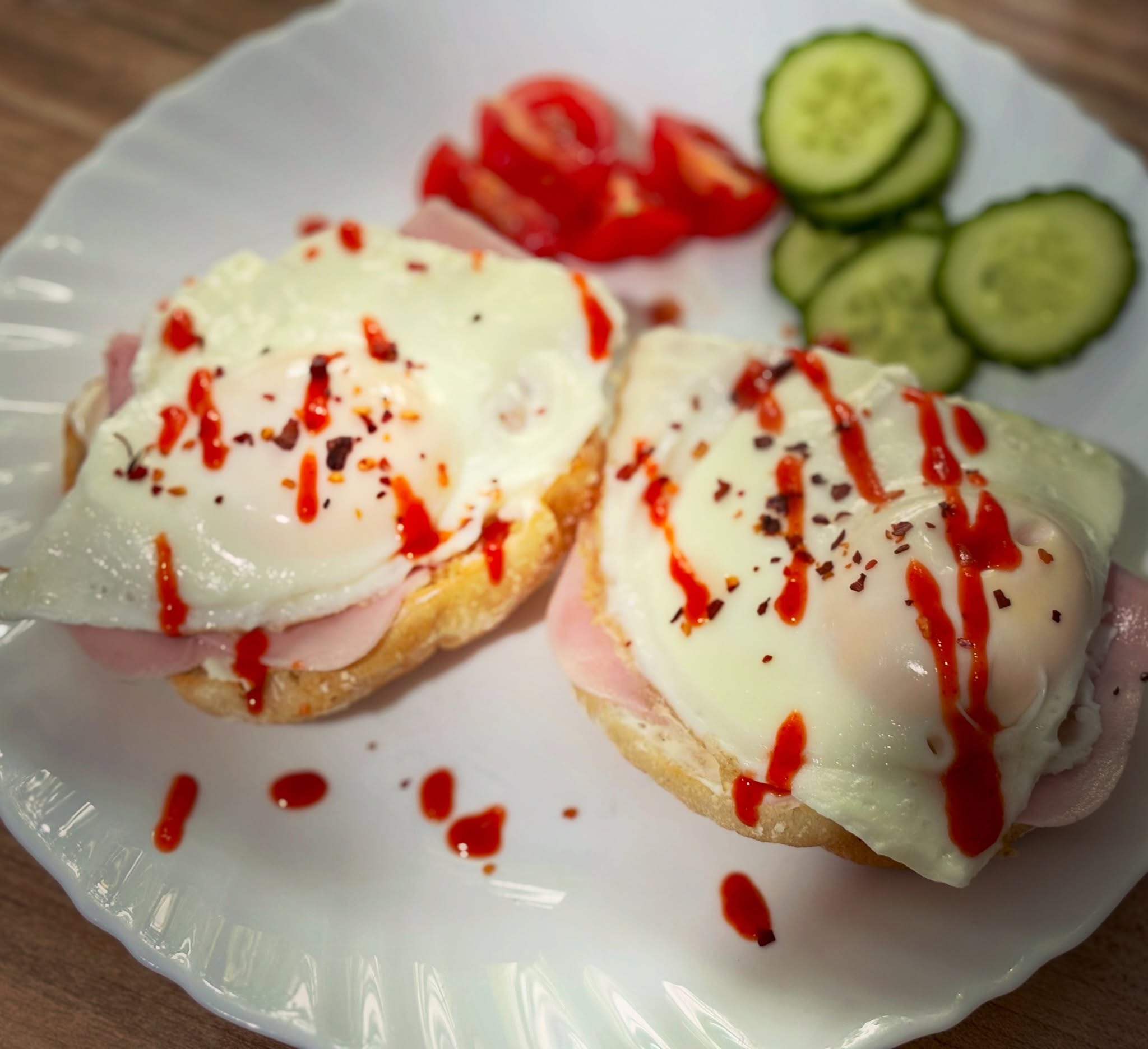 Mic dejun: bagel Cristal de la @lidlromania, crema de branza light, sunca, oua, fulgi de chilli, sriracha si ceva legume

#zicemami #highprotein #breakfast #micdejun #healthyeating