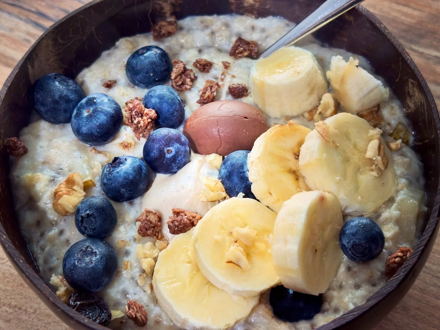 Mic dejun: terci cald de ovaz cu proteina, chia, fructe, nuci, ciocolata, crema de migdale si granola

#zicemami #highprotein #oatmeal #healthyeating #porridge