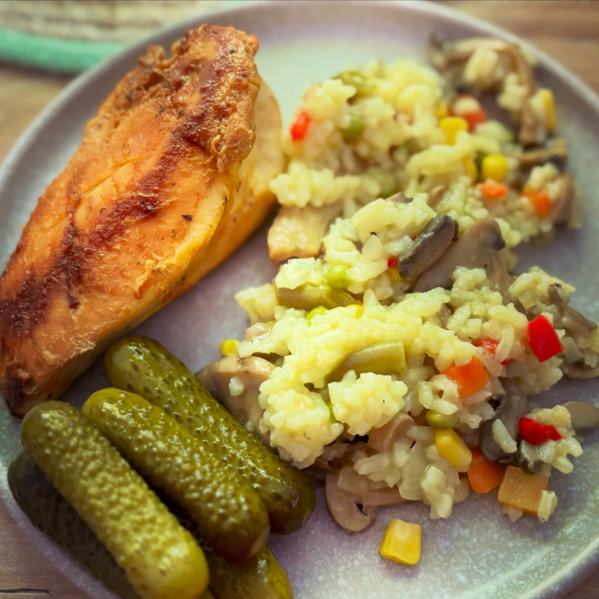 Pranz simplu: piept de pui la cuptor, orez cu legume si castraveti murati

#zicemami #pranz #lunch #lunchideas #healthyeating