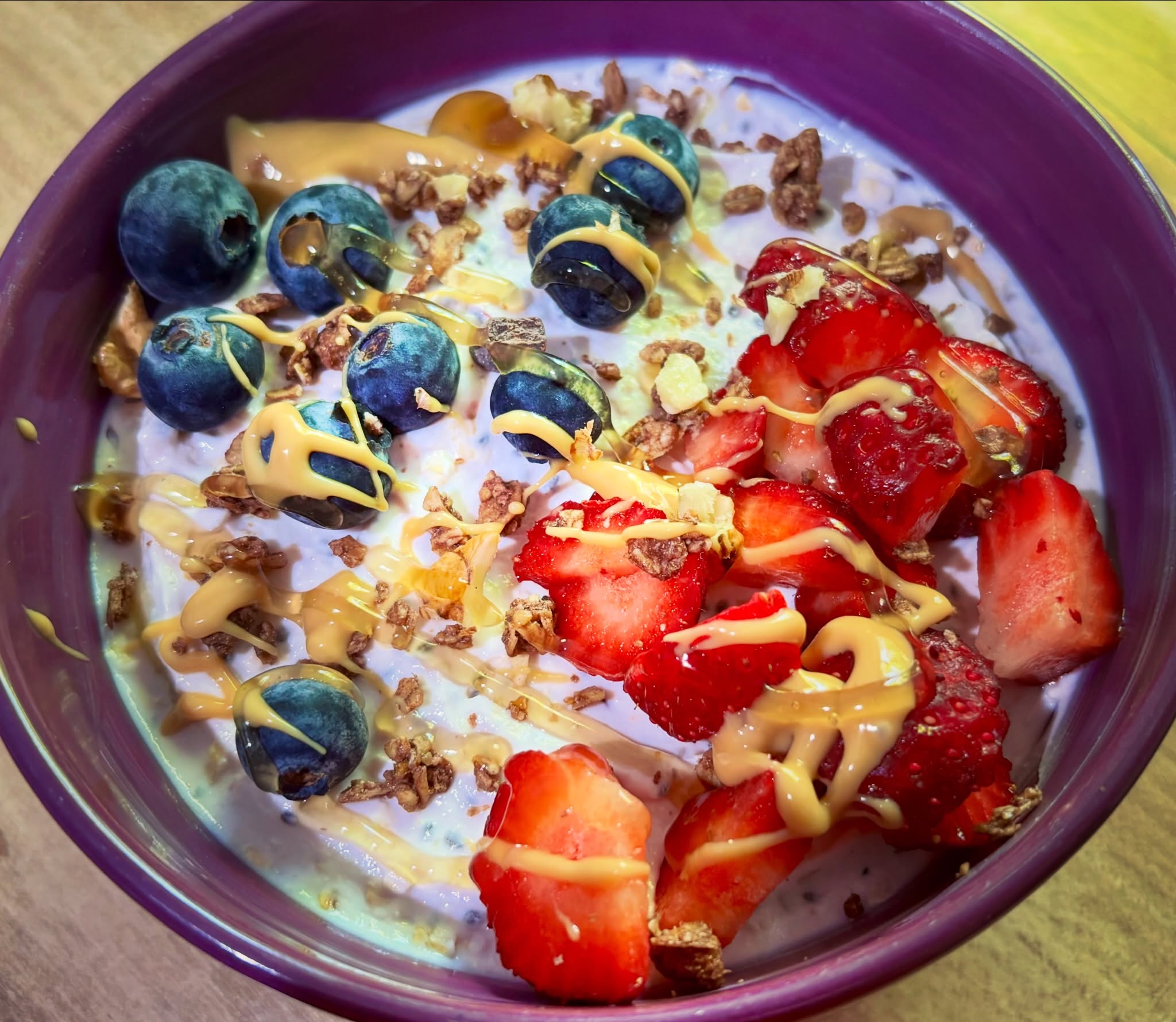 Quark high protein de la @lidlromania, ovaz, fructe, so caramel fara zahar de la @allnutritionro si unt de arahide sau ce mananc eu la cina cand nu mi-e foame, dar as vrea ceva bun! In bol am 365 kcal, 41 g de proteine si 8 g de fibre 💪🏻

#zicemami #yoghurtbowl #healthyeating #highprotein