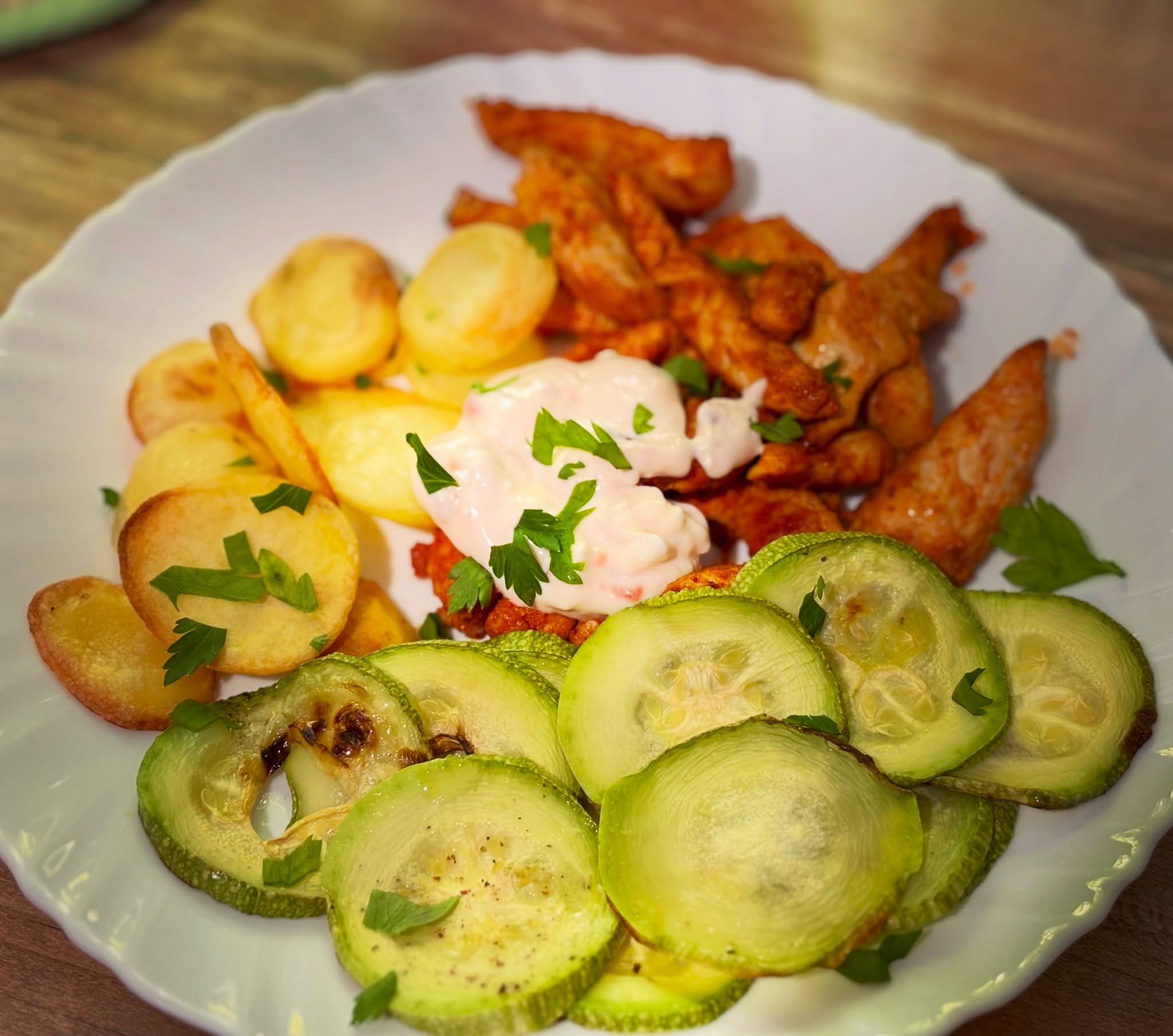 Pranz: piept de pui tras la tigaie, dovlecel si rondele de cartofi la cuptor, sos de iaurt cu chilli. 

#zicemami #highprotein #healthyeating #lunch #pranz