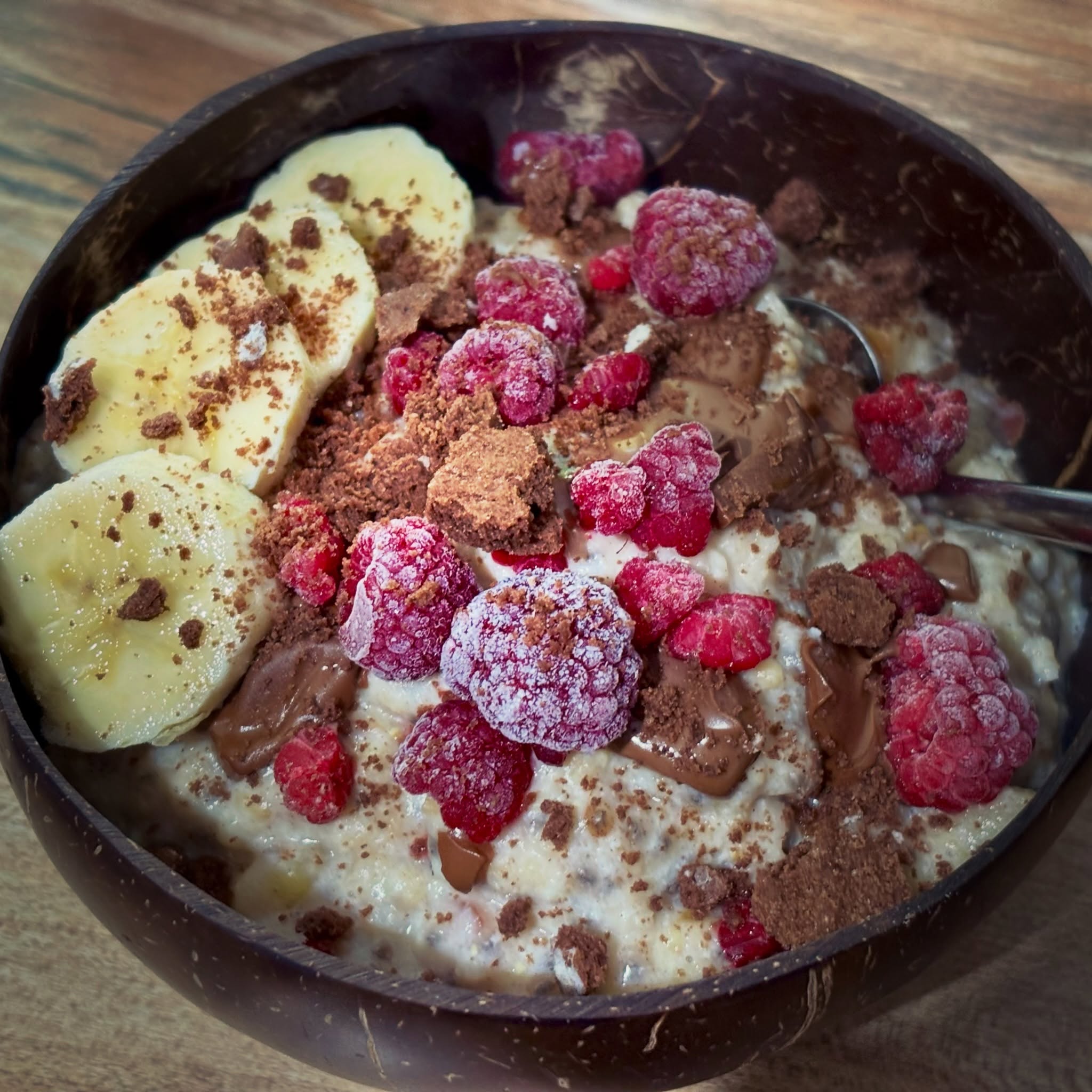 Mic dejun: terci cald de ovaz cu proteina, chia, fructe, ciocolata si biscuit

#zicemami #highproteindiet #oatmeal #porridge #healthyeating