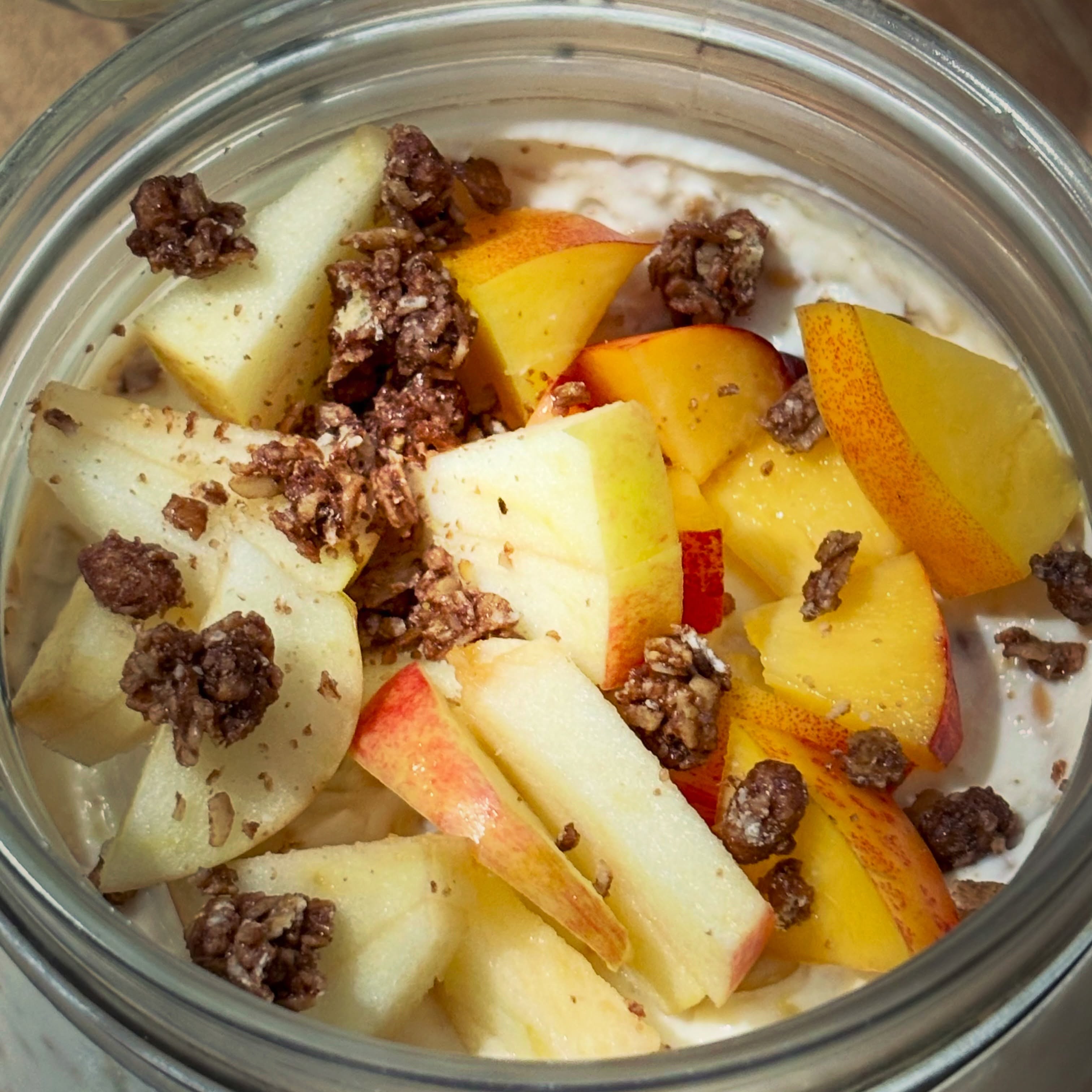 Terci de ovaz la rece, cu skyr, nectarina si mar

#zicemami #healthyeating #highprotein #overnightoats