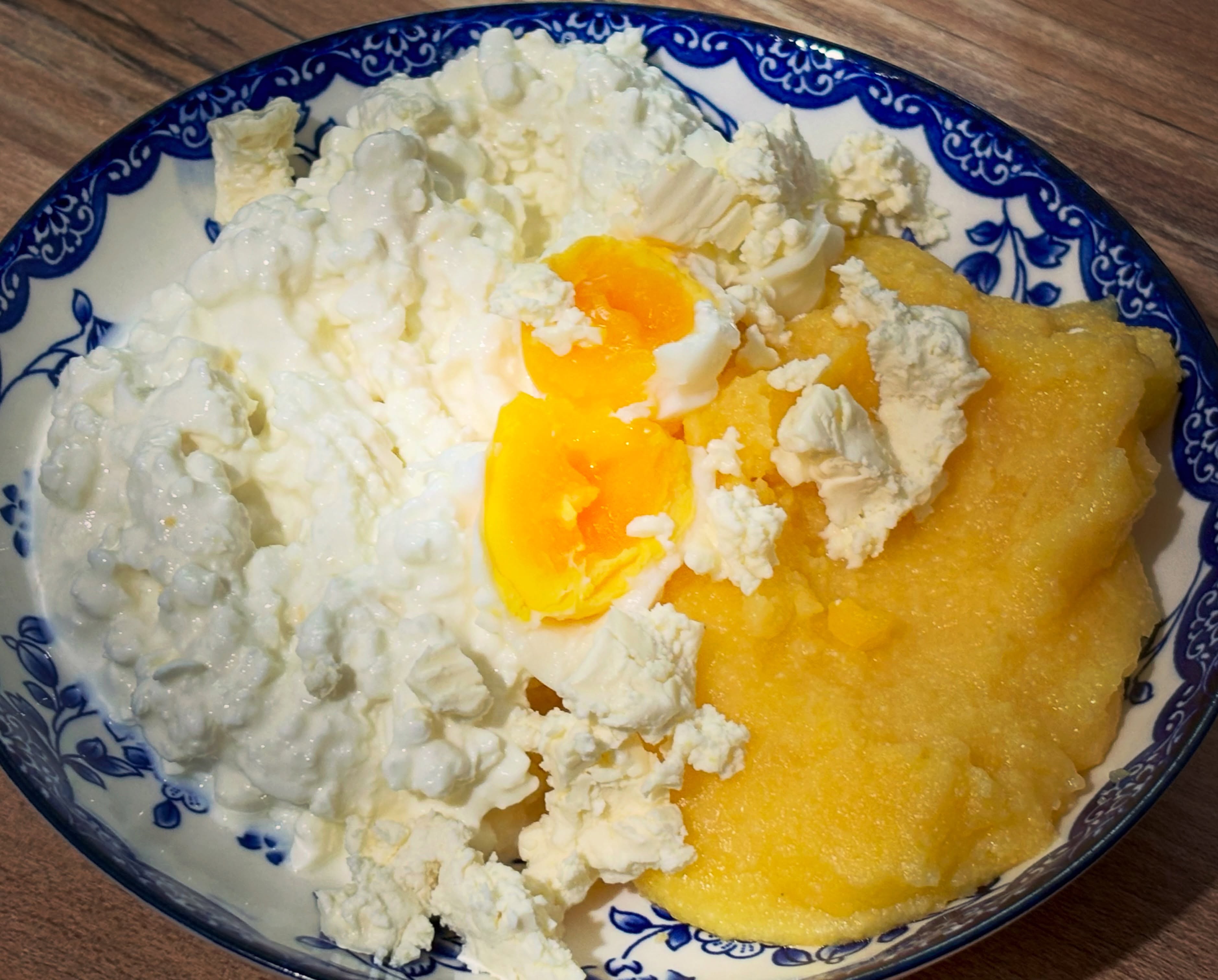 Cand nu stiu ce sa mananc sau nu am timp pentru chestii complicate, intotdeauna aleg mamaliga cu branza, cottage cheese light, ou fiert moale si un strop de telemea

#zicemami #highprotein #pranz #mamaligacubranza #healthyeating