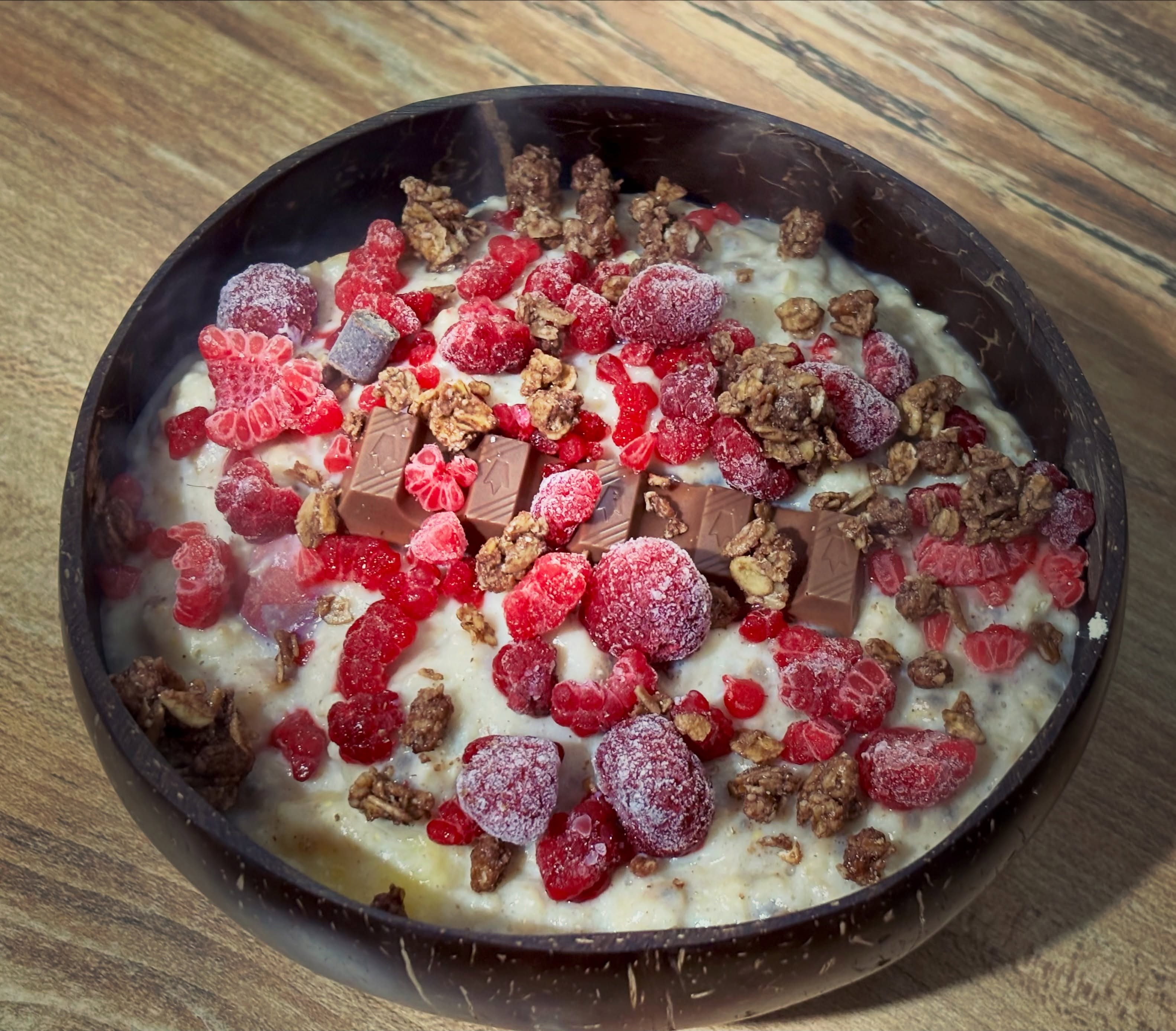 Mic dejun: terci cald de ovaz cu proteina, albus, ciocolata, zmeura si musli crunchy

#zicemami #healthyeating #highprotein #oatmeal #porridge