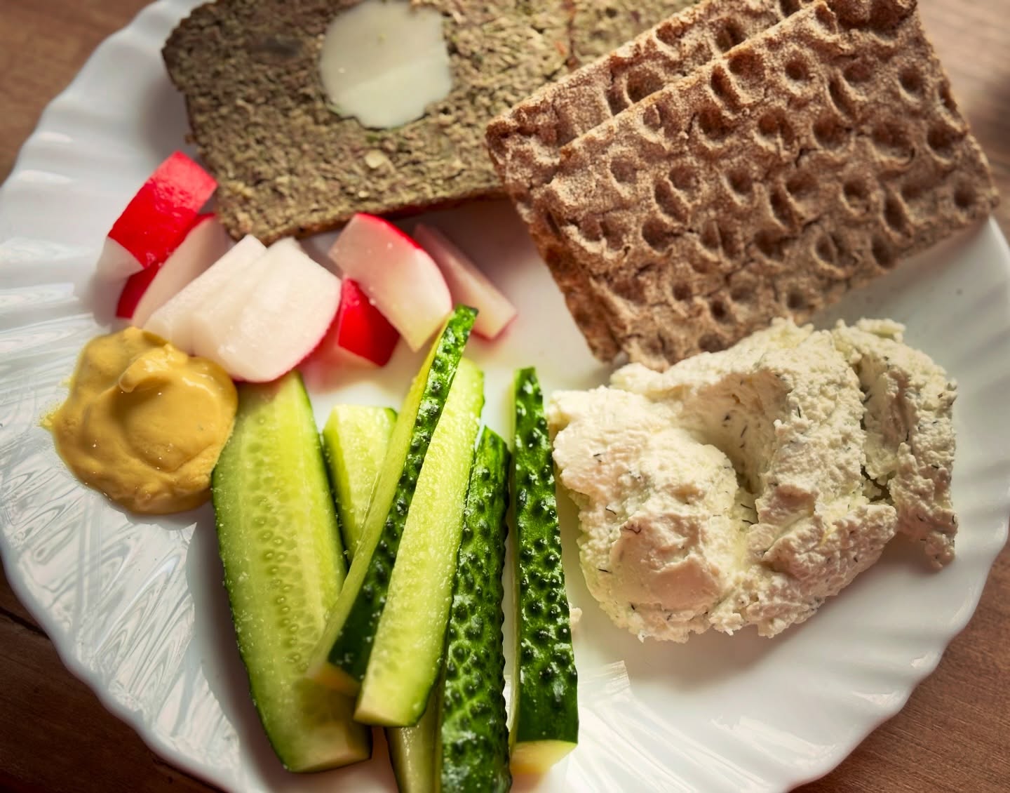 Pranzul de azi: drob de pui cu mustar, branza cu marar de la @artesana.ro, legume si wassa. Cred ca pot manca drob in fiecare zi, la fiecare masa! 😁

#zicemami #drob #drobdepui #easterfood #easter