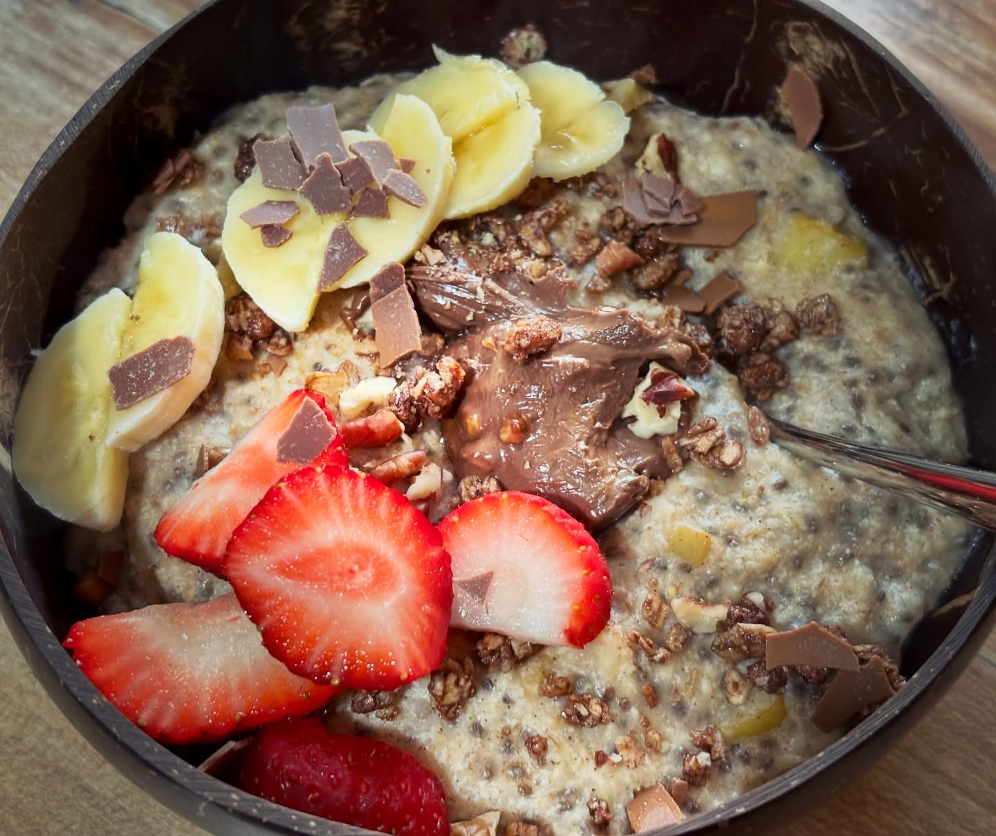 Mic dejun: terci cald de ovaz cu proteina, chia, fructe si crema de ciocolata de la @allnutritionro 

#zicemami #highprotein #tercideovaz #oatmeal #healthyeating