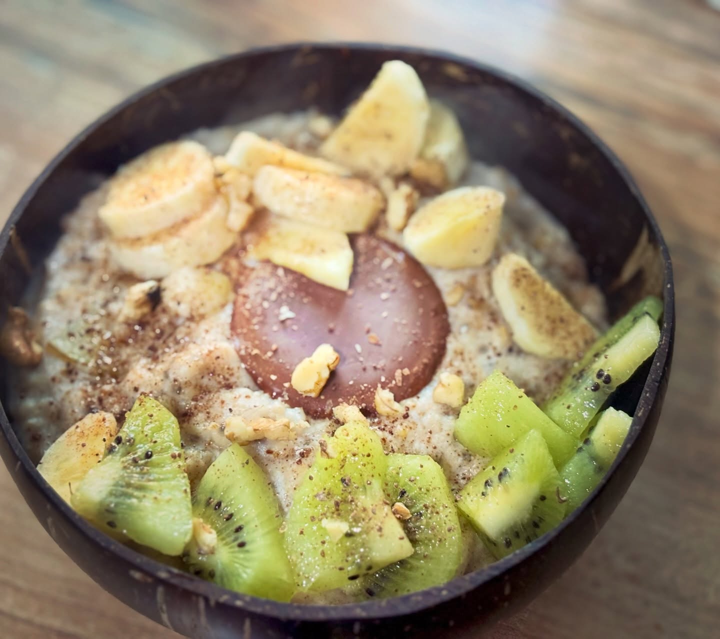 Mic dejun- terci cald de ovaz 

- 200 ml lapte de cocos neindulcit
- 100 ml apa;
- 40 g de ovaz;
- 5 g chia;
- 1/2 de para, 1/3 de banana si 1/2 kiwi;
- 50 g albus;
- 25 g pudra proteica honeycomb de la @myproteinro 
- cioco, nuci, scortisoara. 

Am pus la fiert in amestecul de apa si lapte ovazul, semintele de chia si para, apoi, cand a inceput sa fiarba, am adaugat albusul si am amestecat constant cateva minute. Ovazul devine pufos si se leaga si nu are gust de ou! 

Am stins focul, am adaugat proteina, am omogenizat, apoi am transferat in bol si am ornat cu kiwi, banana, nuca si cioco (care se topeste superb!). 

450 kcal si 28 de grame de proteine
Bonus? 10 g de fibre! 

#zicemami #oatmeal #oorridge #tercideovaz #highprotein