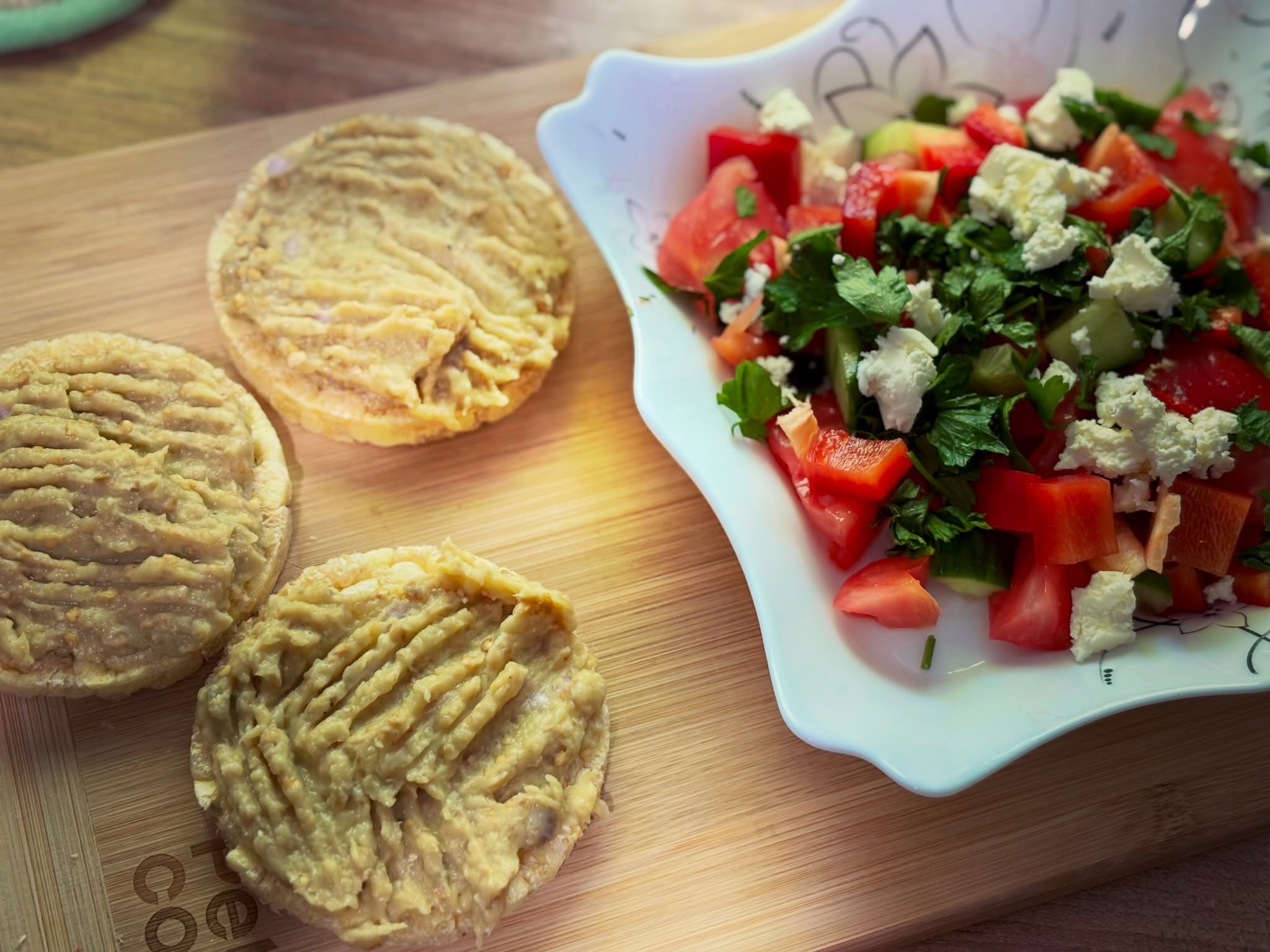 Usurel, catre meniul de vara: rondele proteice de linte si porumb cu salata de vinete langa o salata cu rosii roz, castraveti, ardei rosu, patrunjel si feta

#zicemami #lunch #healthyeating #salatadevinete #salataderosii