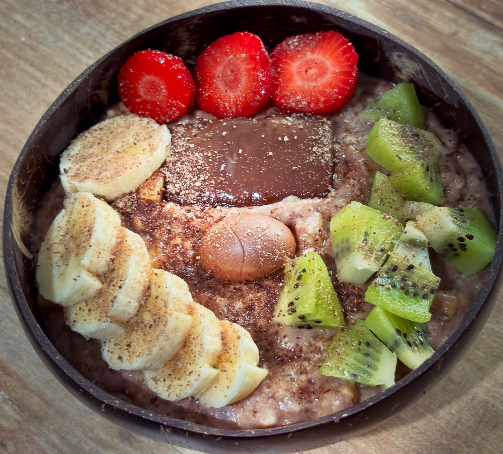 Mic dejun: terci cald de ovaz cu proteina de ciocolata, albus, seminte de chia, fructe si ciocolata

#zicemami #oatmeal #highprotein #micdejun #breakfast