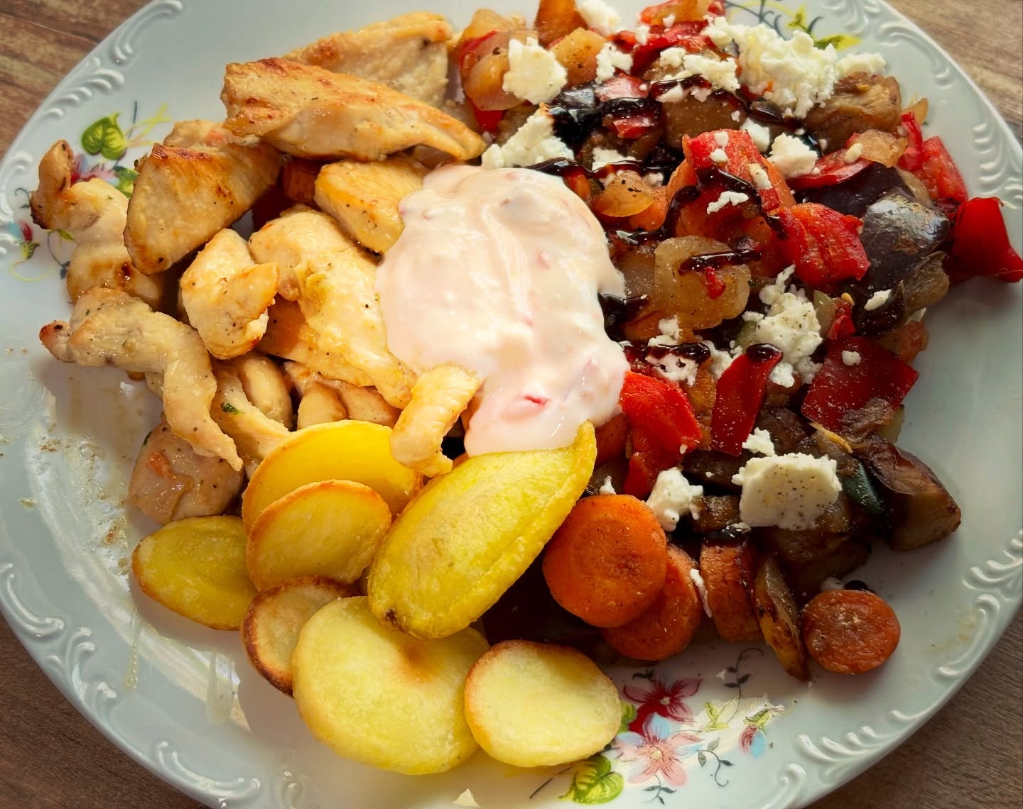 Pranz: piept de pui tras la tigaie, legume la gratar de la @casataraneasca.ro peste care am adaugat un cubulet de feta si niste crema de otet balsamic, urme de cartofi si sos de iaurt cu dulceata de ardei iute 

#highprotein #lunch #zicemami #pranz #healthyeating