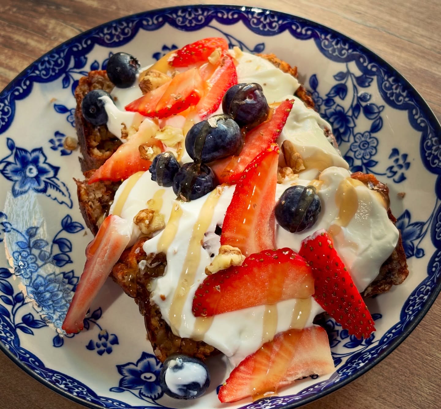 Mic dejun: ovaz copt, iaurt highprotein de la @olympusfoods_romania, fructe si sos caramel fara zahar de la @allnutritionro 

#zicemami #healthyeating #bakedoats #ovaz #micdejun