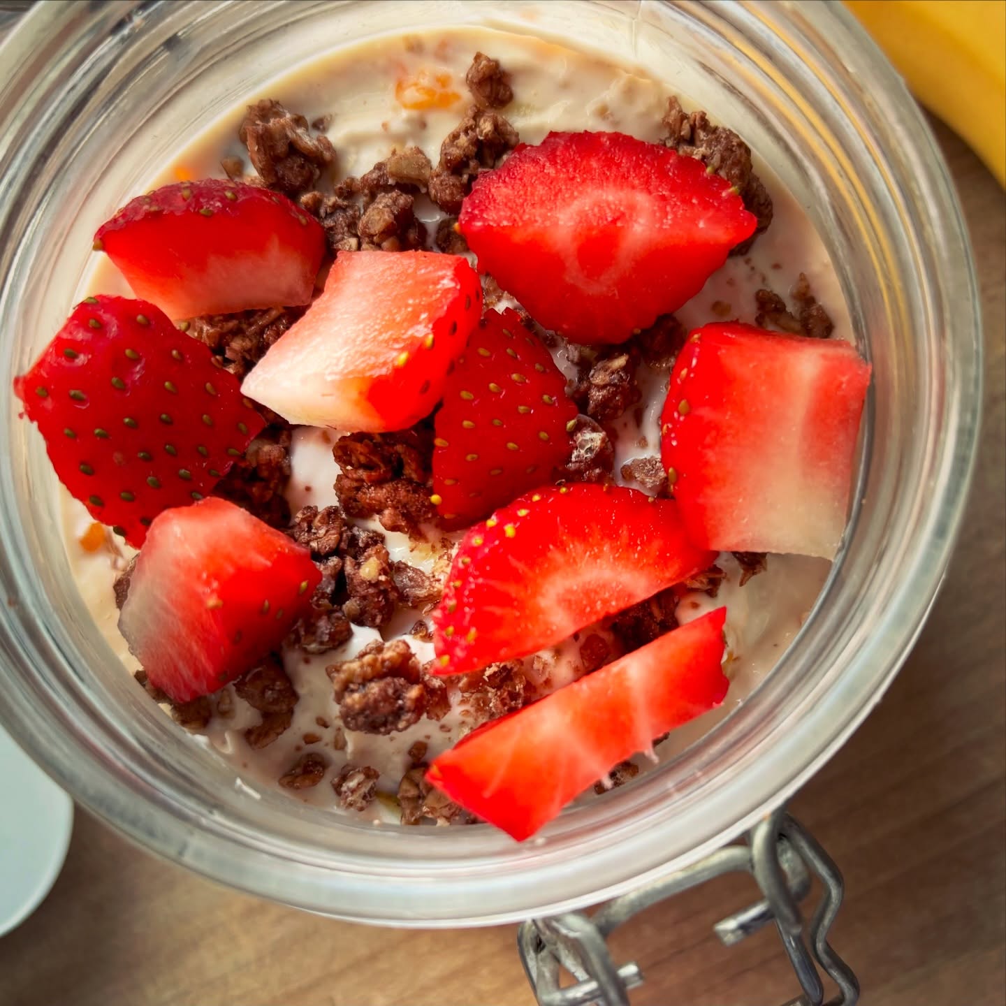 Si varianta de terci rece, cu iaurt grecesc degresat, ovaz, fructe si musli crunchy, la fel de buna!

#zicemami #highprotein #healthyeating #overnightoats