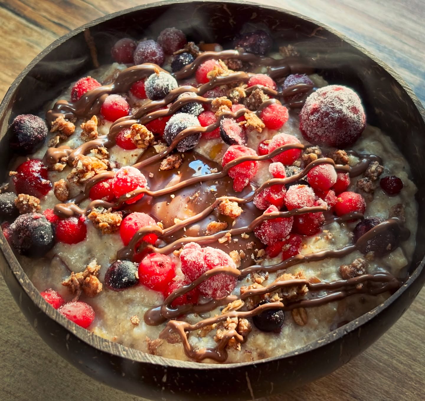 Mic dejun: terci cald de ovaz cu proteina de la @myproteinro, fructe, musli crunchy, topping de ciocolata de la @allnutritionro si ciocolata neagra cu zmeura de la @lidlromania 

#zicemami #highprotein #oatmeal #porridge #healthyeating