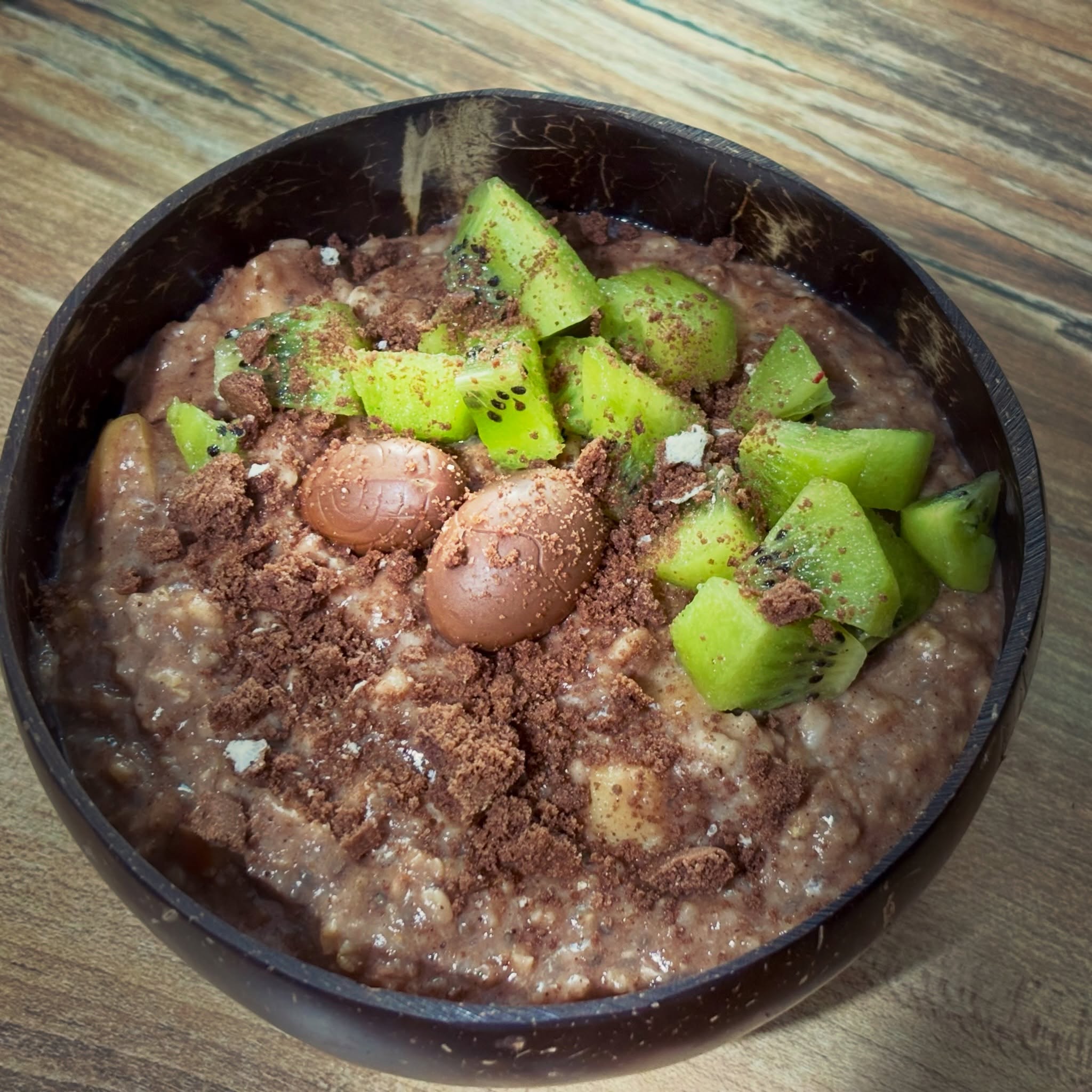 Mic dejun: terci cald de ovaz cu proteina de ciocolata de la @myproteinro, albus, fructe, oua de ciocolata (cineva trebuie sa le termine 😁) si biscuite 

#zicemami #oatmeal #highprotein #healthyeating #porridge