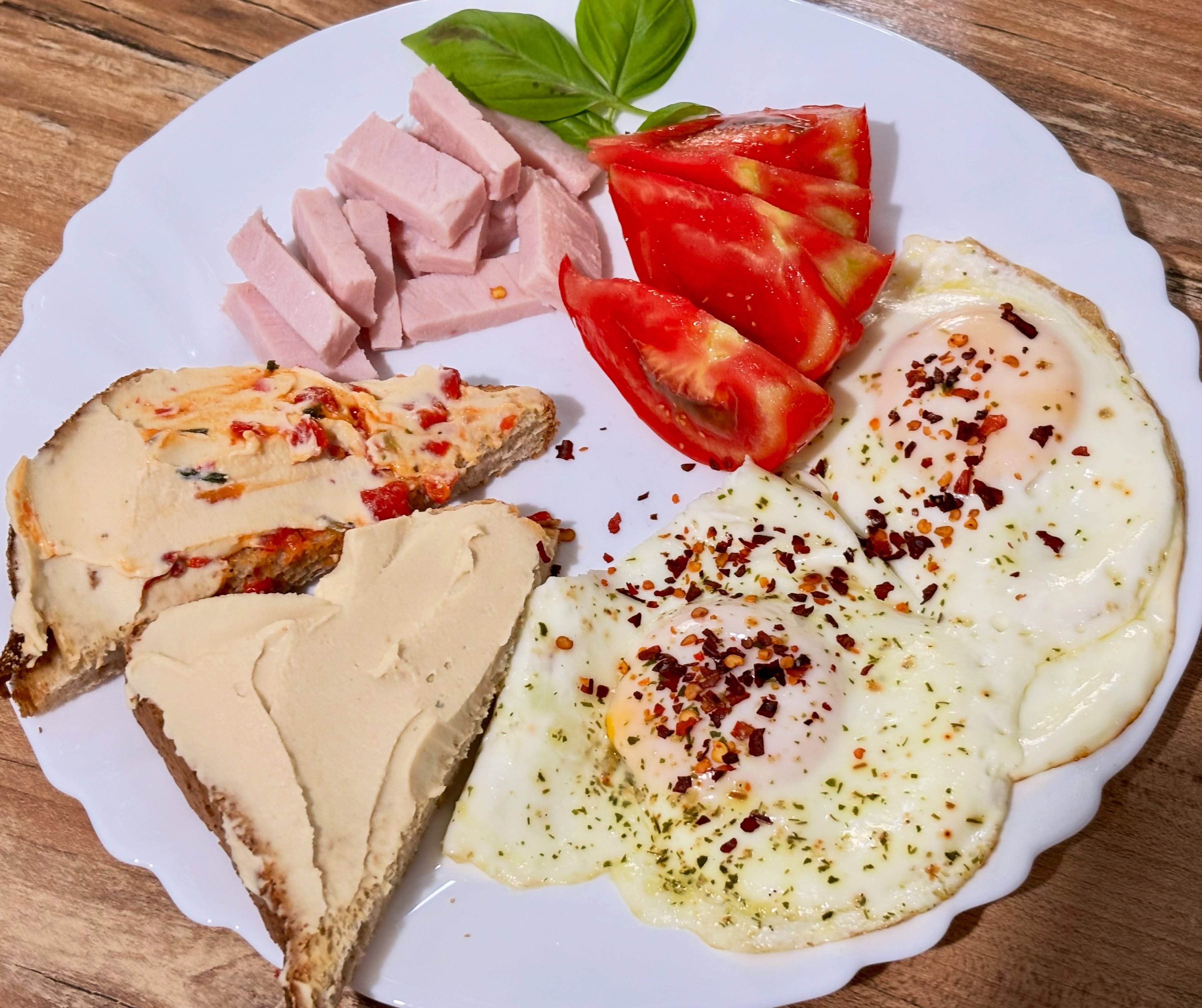 Mic dejun: paine proteica cu humus, oua cu fulgi de chilli, rosie si muschi file

#healthyeating #zicemami #highprotein #breakfast #micdejun