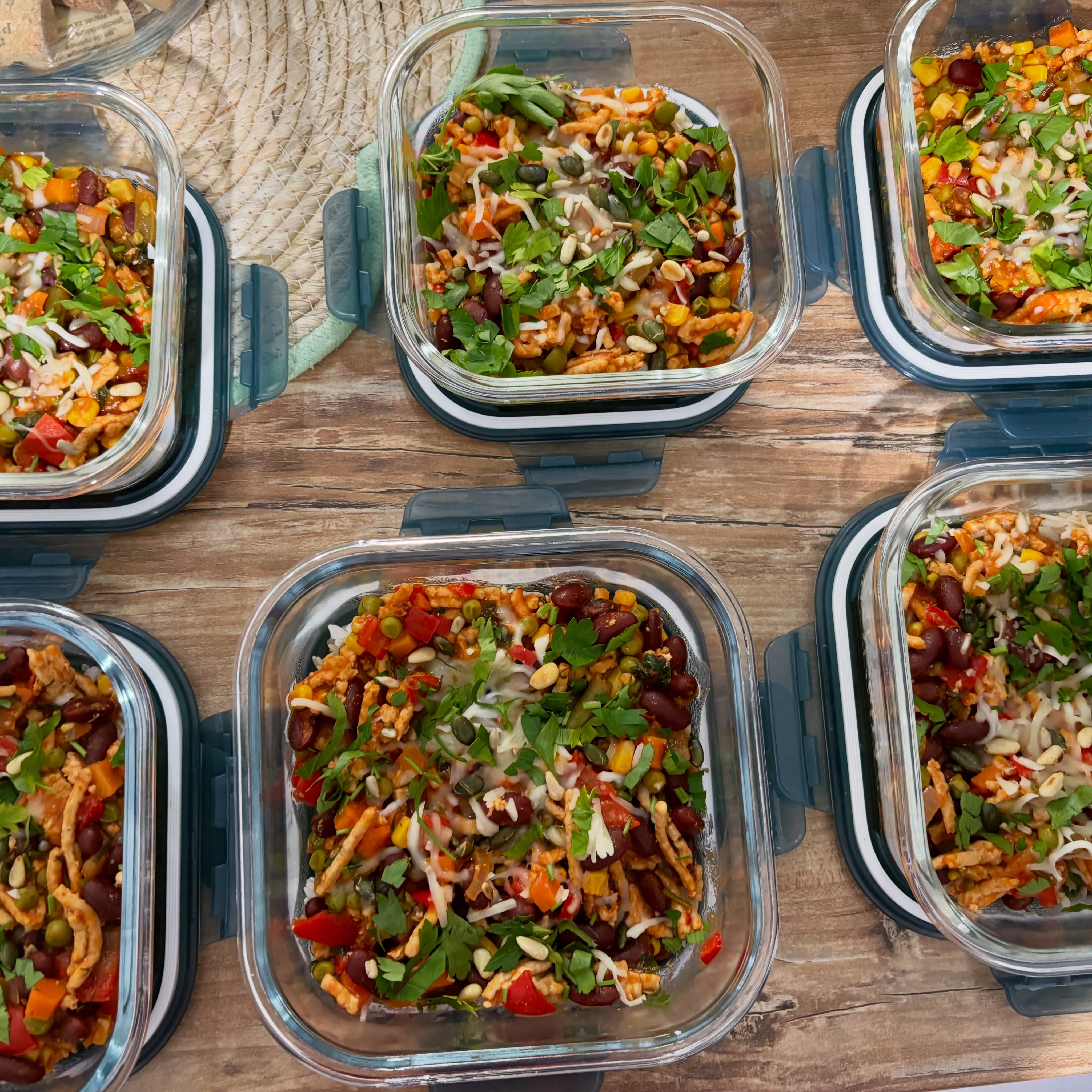 Meal prep: burrito bowls cu orez brun, mozzarella light si verdeturi, incredibil de gustoase si satioase! 

#zicemami #healthyeating #highprotein #burritobowl #veggiesandmeat