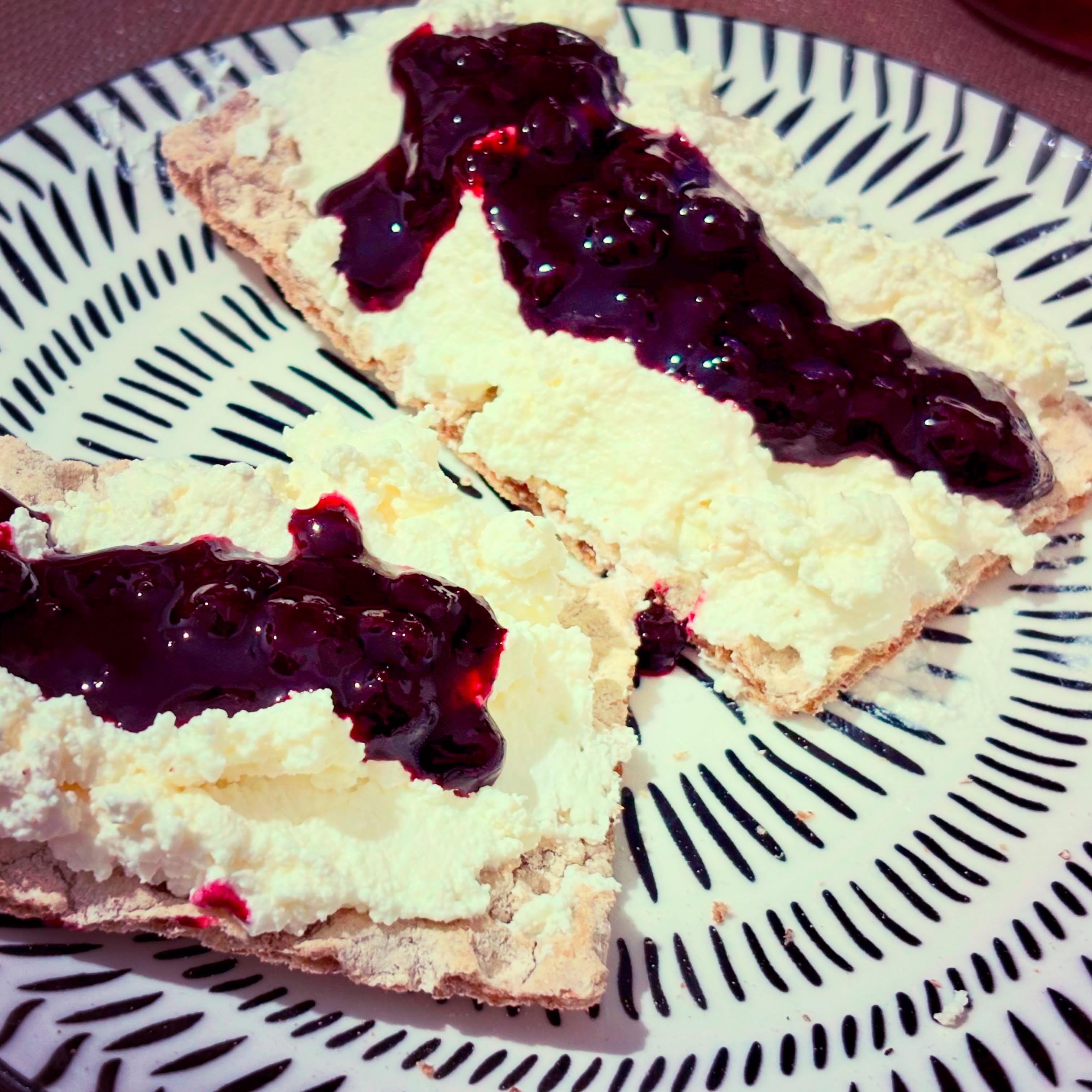 Masa ori gustare, cum vreti voi. Tine de foame, e si crunchy, si dulce, si usor de pregatit. Wassa cu branza Diami si gem de afine de la @allnutritionro 

#zicemami #healthyeating #highprotein #branzadiami #gemdeafine