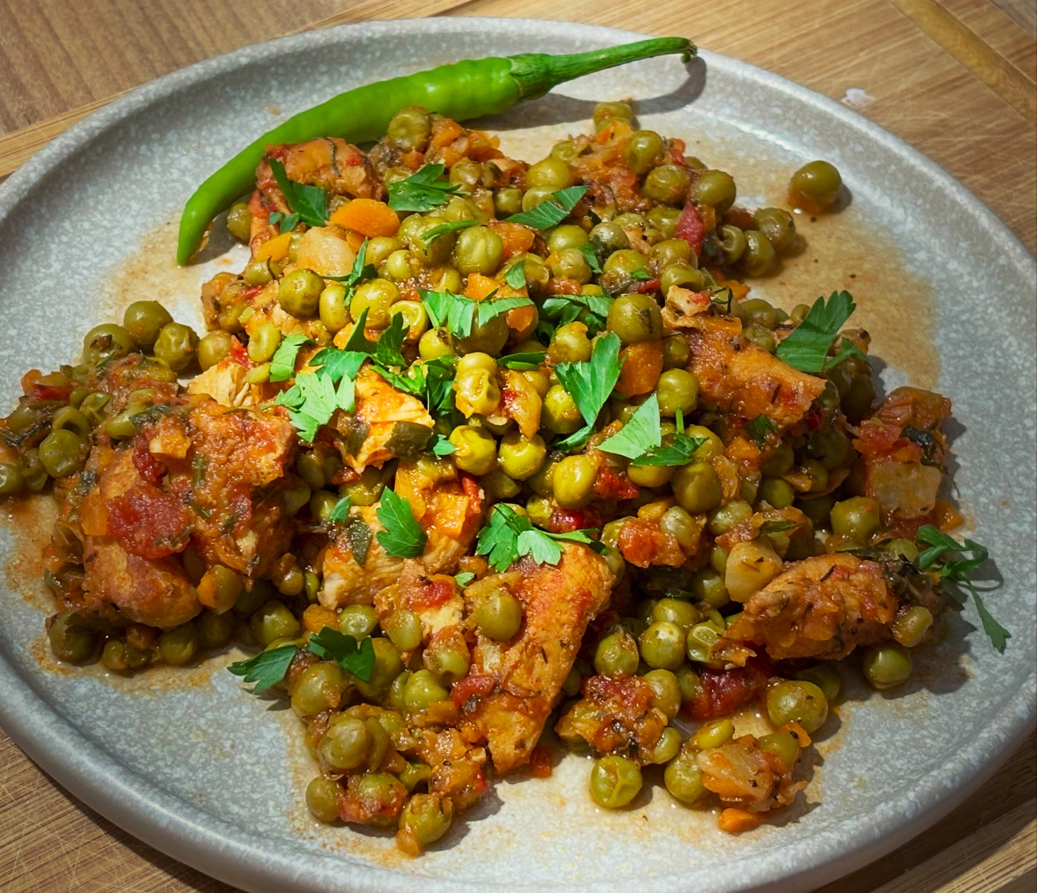 Pranz: mazare cu piept de pui si nelipsitul ardei iute

#zicemami #highprotein #healthyeating #mazarecupui #lunch