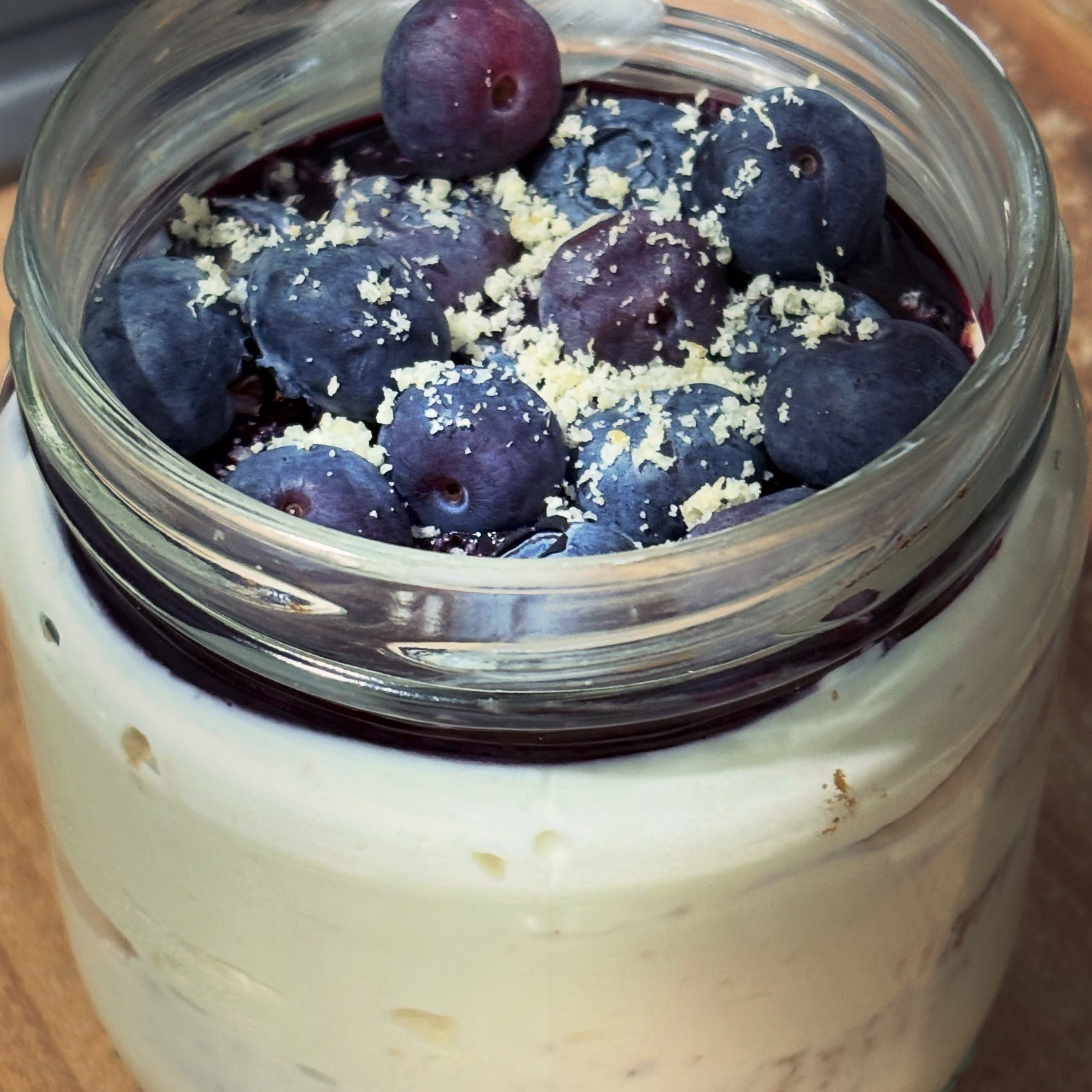 Gustare: borcanel cu biscuiti (30 g), quark high protein (200 g), gem de afine fara zahar de la allnutrition (30 g), afine si coaja de lamaie. 30 g de proteine 💪🏻

#highprotein #healthyeating #quark #blueberry #nobakecake