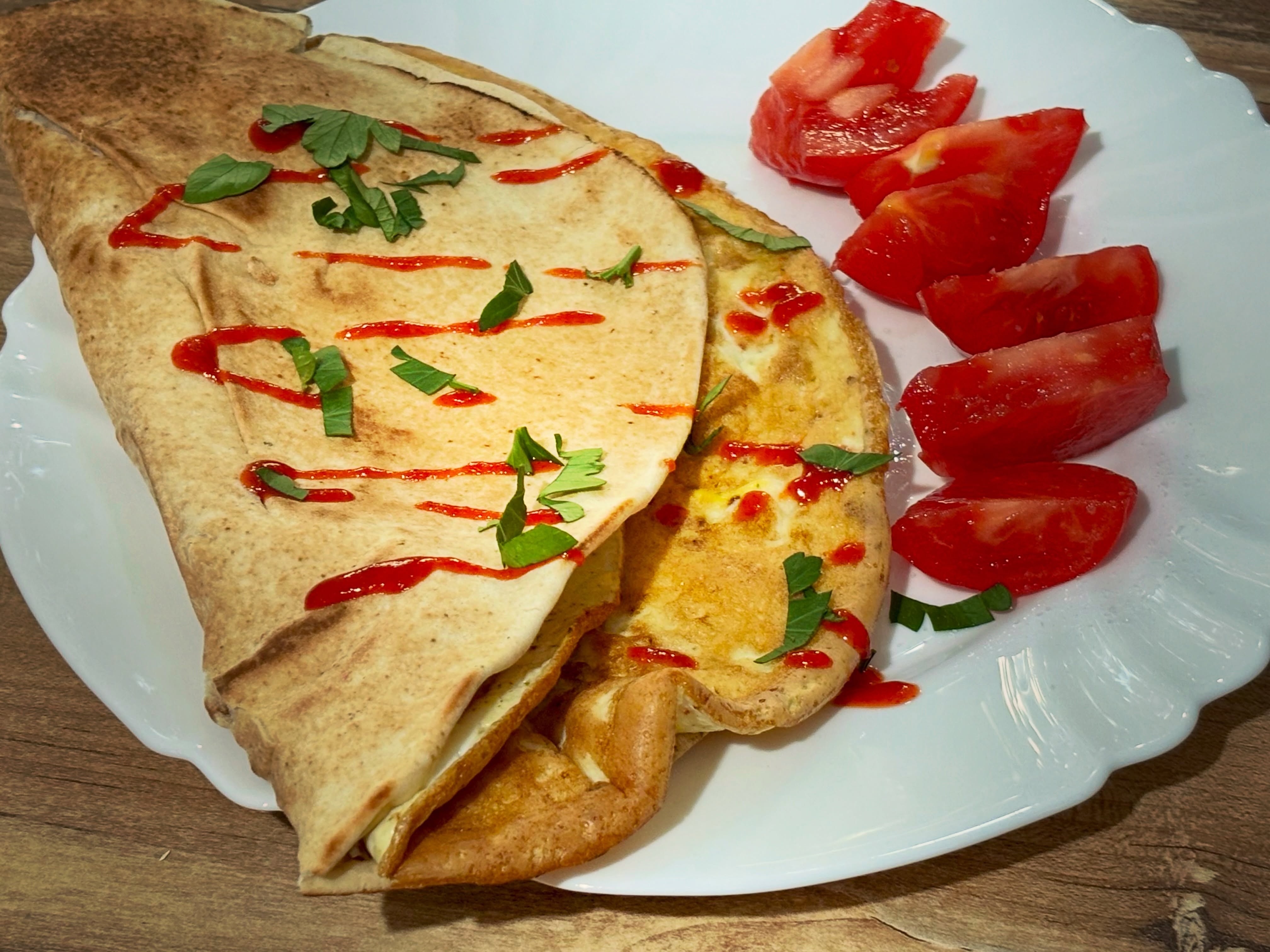Mic dejun: omleta (1 ou, 100 g de albus, 40 g cotlet afumat si 15 g cascaval light) in lipie libaneza (50 g), alaturi de rosie si sriracha. 

#zicemami #healthyeating #highprotein #omletainlipie