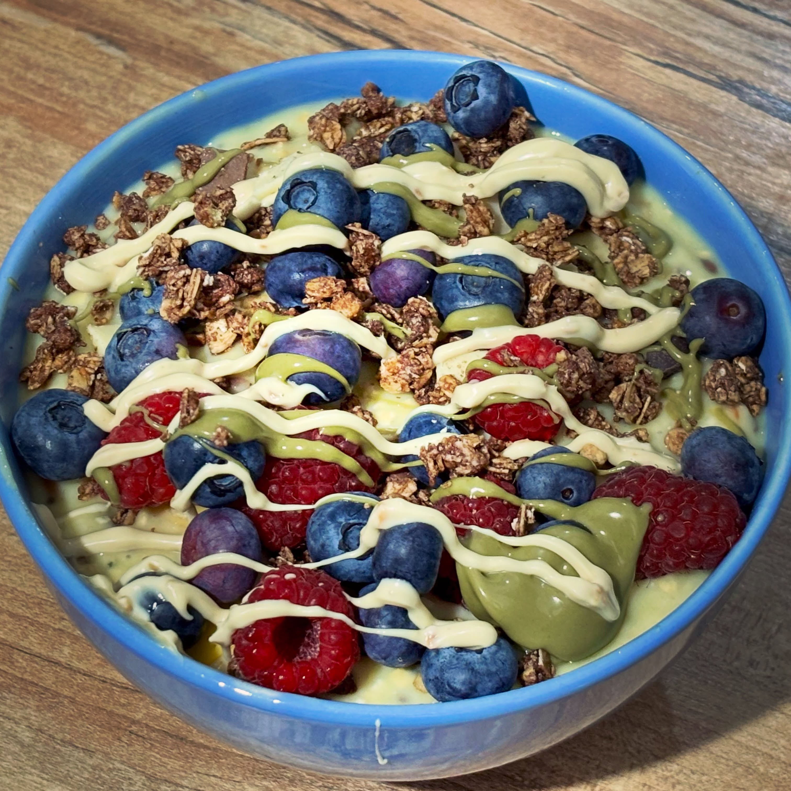 Budinca proteica de vanilie cu musli crunchy, fructe, topping de alune si topping de fistic

#zicemami #sweettooth #sweettreat #proteintreat