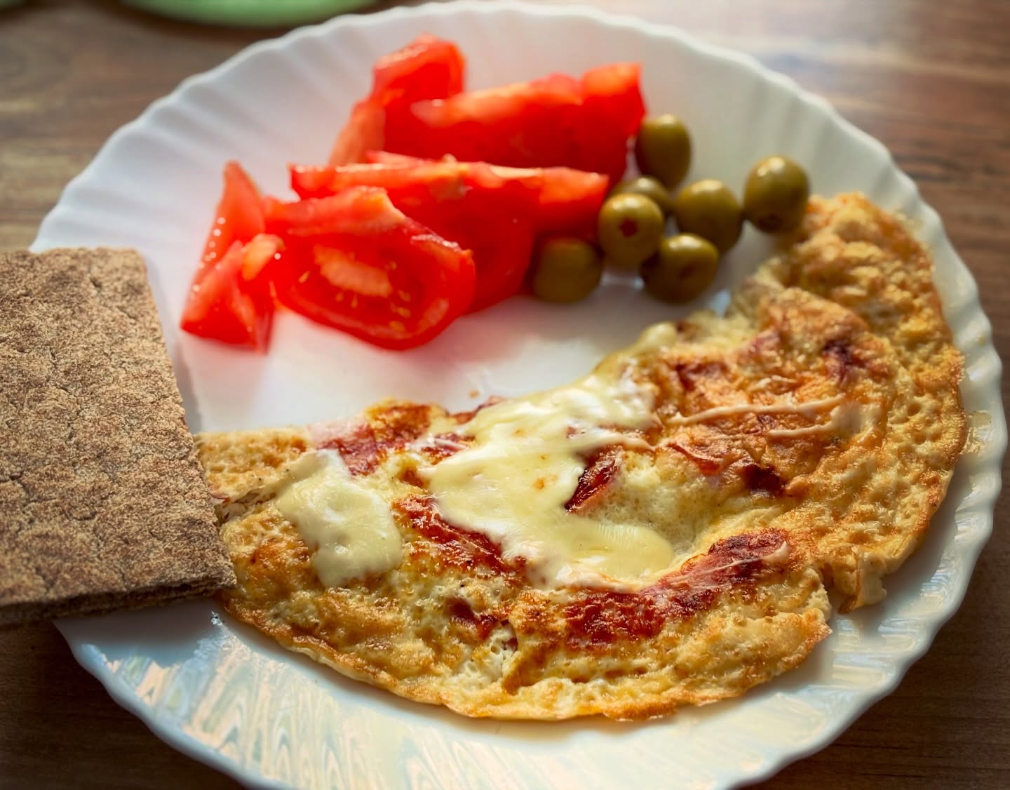 Azi mic dejun sarat: omleta cu extra albus, sunca si cheddar high protein, rosii, masline si wassa

#zicemami #healthyeating #highproteinmeals #highprotein