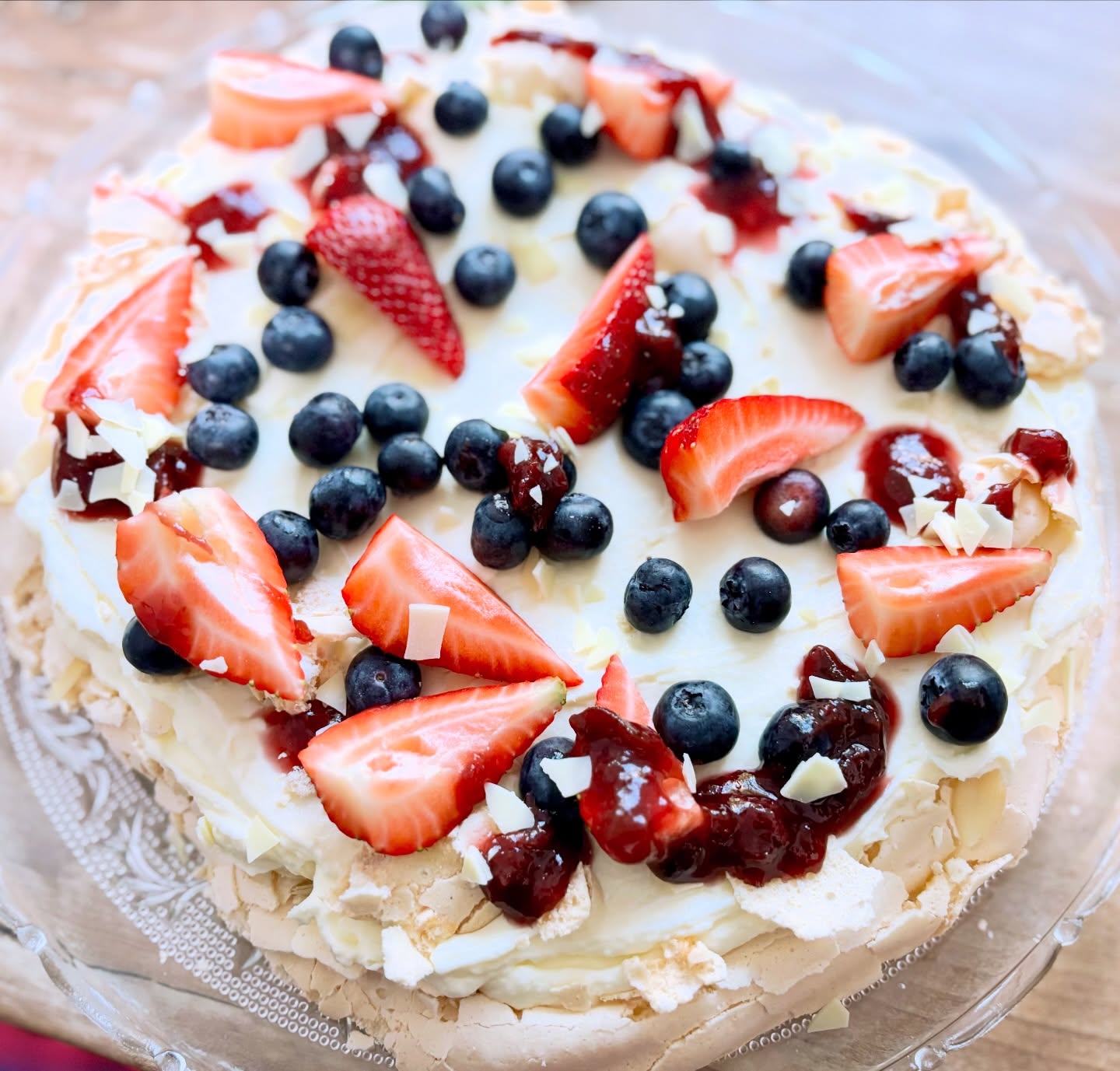 Prajitura preferata in familia noastra este, fara doar si poate, pavlova. In timp, am perfectionat-o, am redus drastic caloriile din ea, fara a umbla insa la gust. Mici trucuri? In loc de zahar pudra in crema folosesc flavordrops de la @allnutritionro, in loc de mascarpone folosesc crema de branza light, sosul de fructe/gemul este fara zahar. Iar in felul acesta caloriile prajiturii se reduc aproape la jumatate. Fara multa vorbarie, o felie de 150 g are pana in 250 kcal si 6 g de proteine. Minunat pentru un desert de sarbatoare, in timp ce varianta clasica are aproximativ 350 kcal/100 g, deci vreo 500 kcal/felie! 

#zicemami #pavlovalight #desert #pavlova #lightcake