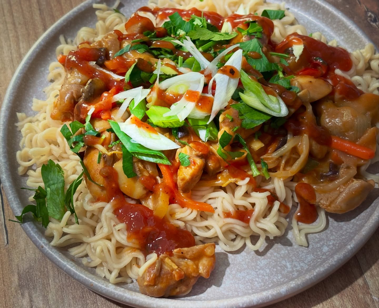 Pranz: noodles cu pui si legume sau, altfel spus, s-a terminat drobul. 🤣

#zicemami #lunch #chickenandnoodles #highprotein #healthyeating