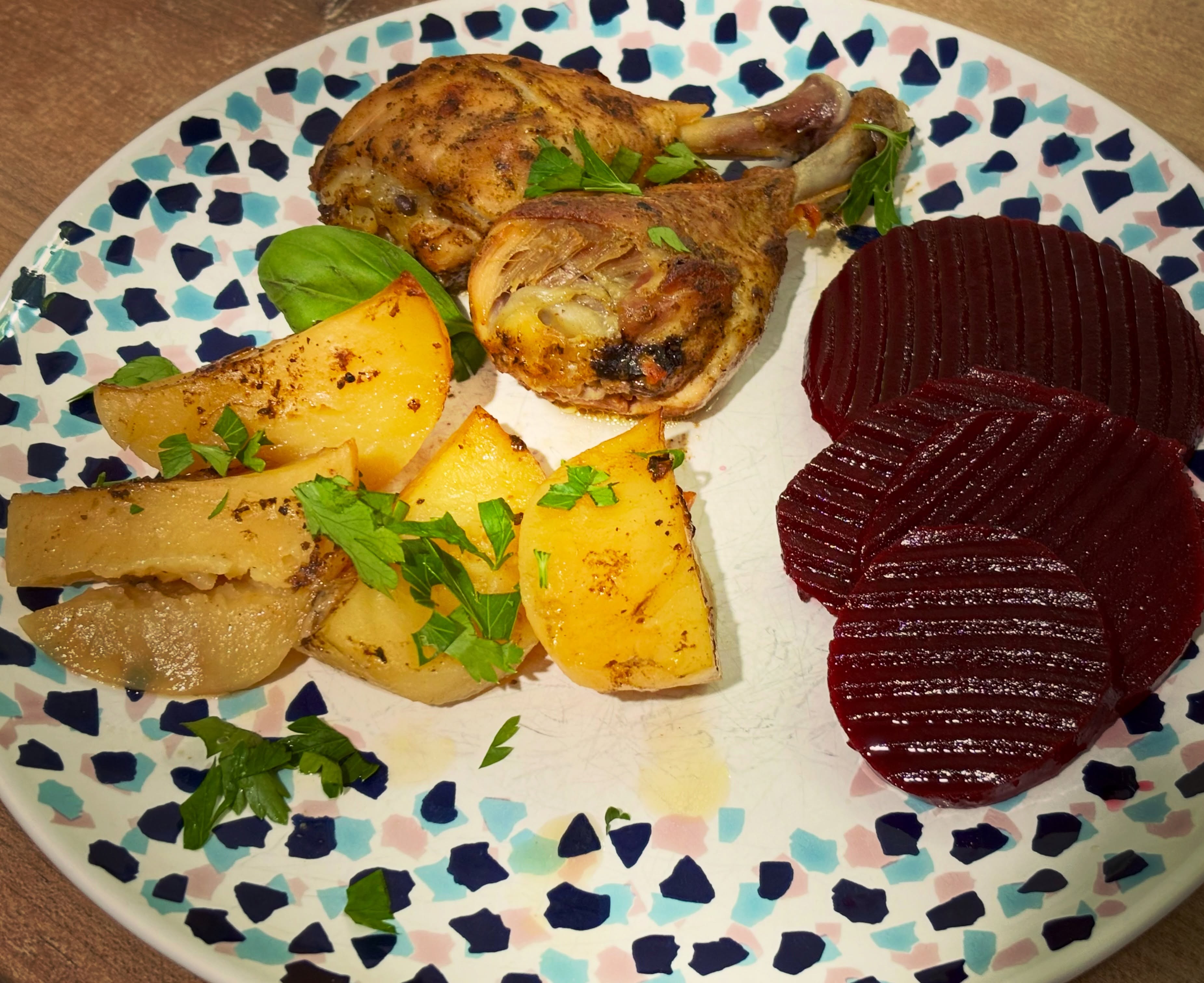 Pranz: copanele de pui si cartofi la cuptor, alaturi de sfecla rosie. 

#zicemami #healthyeating #highprotein #pranz #lunch
