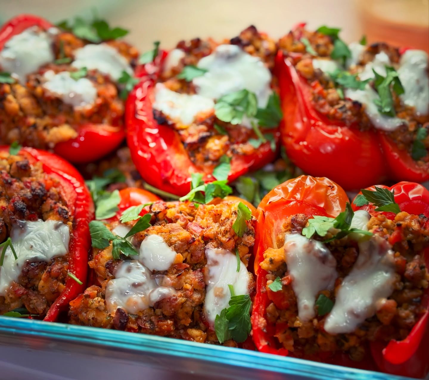 Ardei umpluti in varianta care imi place cel mai mult: cu sos de carne tocata si legume, la cuptor, fara sos, usor gratinati

#zicemami #ardeiumpluti #highprotein #healthyeating #stuffedpeppers