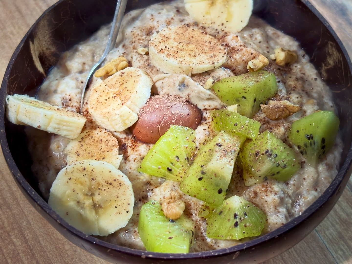 Mic dejun delicios: terci cald de ovaz cu chia, pudra proteica, albus, fructe, nuci si ciocolata 

#zicemami #highproteindiet #highprotein #breakfast #oatmeal